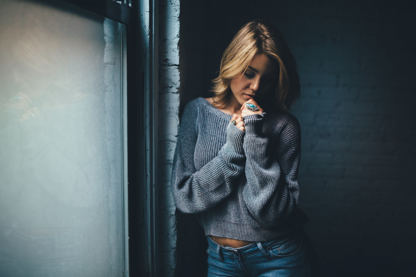 femei, Rob Sese, blondă, grey shirt, blugi, dril, portret