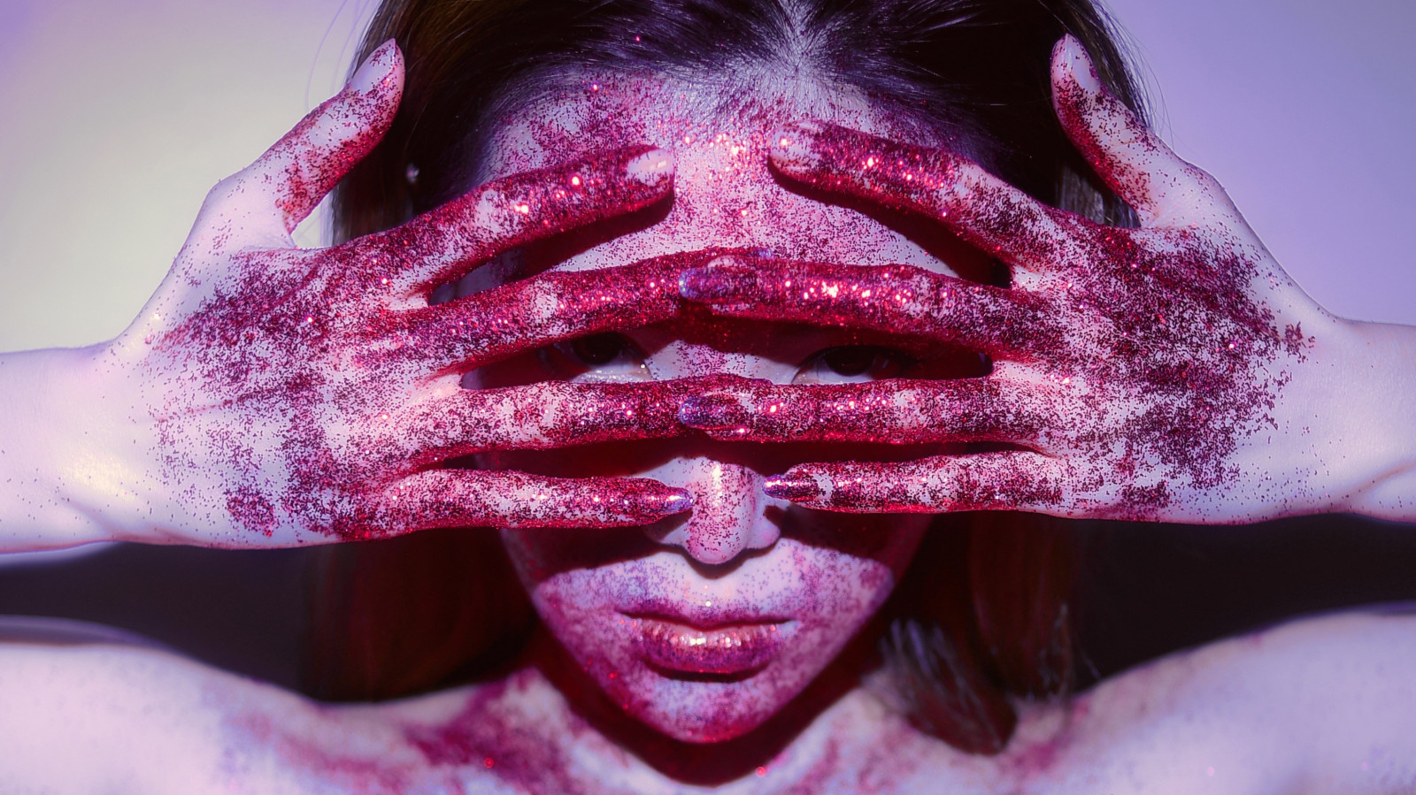 fronte, pelle, labbro, sopracciglio, braccio, occhio, ciglio, bocca, viola, collo, mascella, tempio, organismo, gesto, rosa, dito, contento, rosso, magenta, capelli neri, grinza, chiodo, ARTE, il petto, pollice, avvicinamento, simmetria, visual arts, carne, personaggio fittizio, illustrazione, peli del viso, fotografia di ritratto, finzione, disegno grafico, ritratto