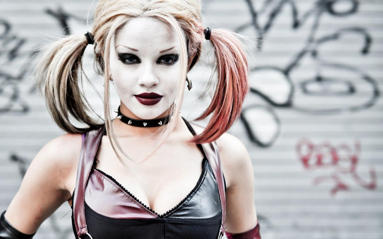 ansigt, Kvinder, cosplay, model, portræt, briller, rød, fotografering, Batman, Joker, mode, hår, DC Comics, emotion, Harley Quinn, hud, tøj, hoved, pige, skønhed, dame, kostume, blond, frisure, portrætfotografering, Photo shoot