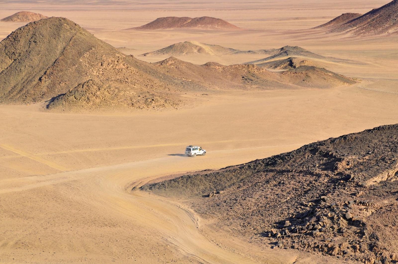 krajina, kopec, písek, auto, večer, Toyota, poušť, údolí, 4x4, terénní, Egypt, řidičský, Džíp, plošina, step, hora, Safari, prostý, půda, col, geologie, místo výskytu, přírodní prostředí, horských reliéf, landform, geografický rys, vádí, badlands, Liparské landform, ERG, nesmírný, Land Cruiser, Hurghada, 4x4safari