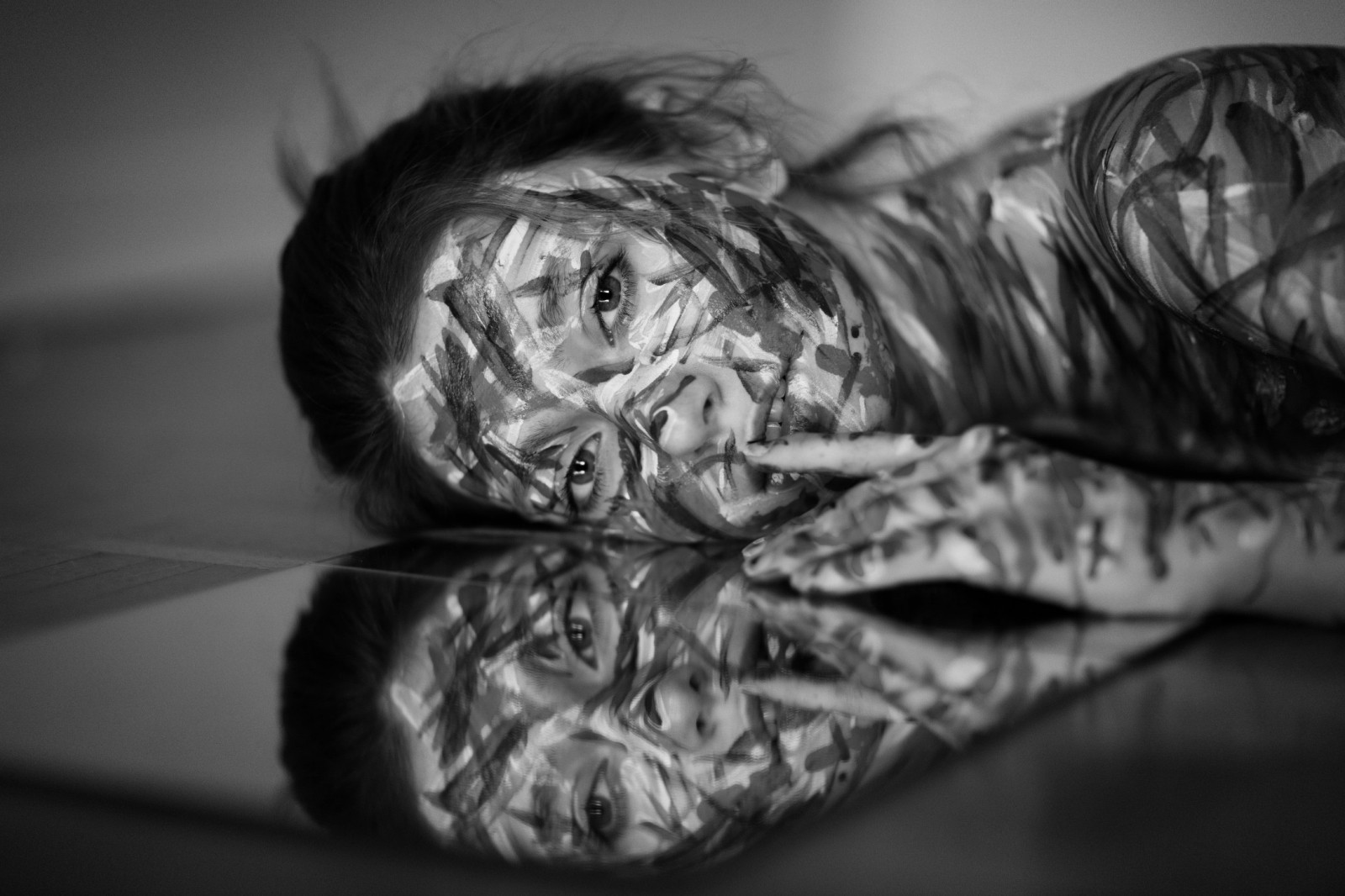 față, desen, alb, negru, femei, monocrom, model, portret, fotografie, emoţie, cap, mână, întuneric, braţ, schiță, alb-negru, Fotografie alb-negru, organ, a închide, 2172x1448 px