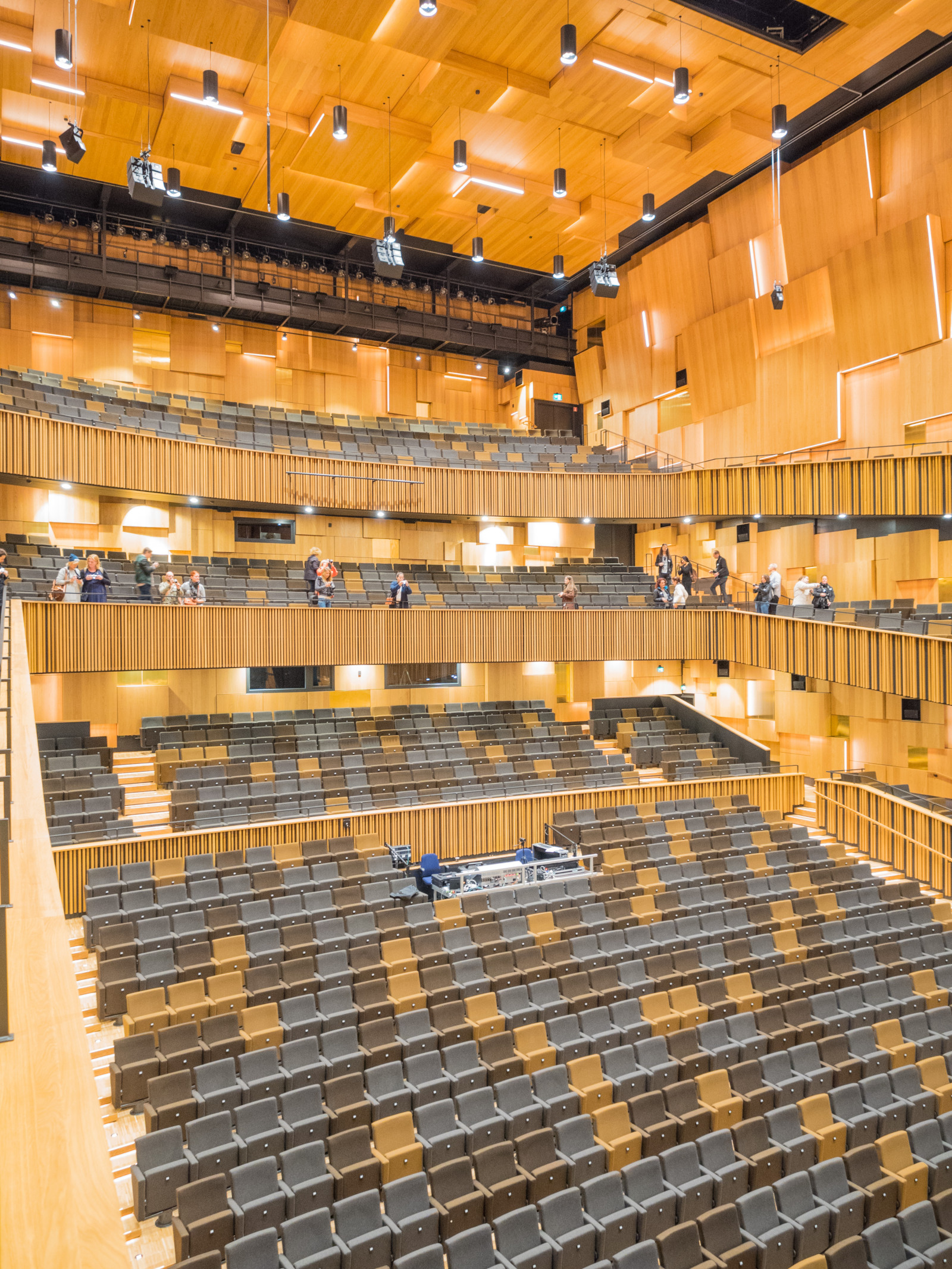 træ, stol, Sæde, malmø, etage, koncert hal, malmolive, geocountry, geocity, geostate, geolocation, exif isospeed 1600, exif åbning 35, loft, konserthall, kamera gør olympusimagingcorp, exif gøre olympusimagingcorp, exif linse olympusm1250mmf3563, exif model em5markii, kameramodel em5markii, igersolympainstaride, igersmalm, exif focallength 12mm, auditorium, gulve