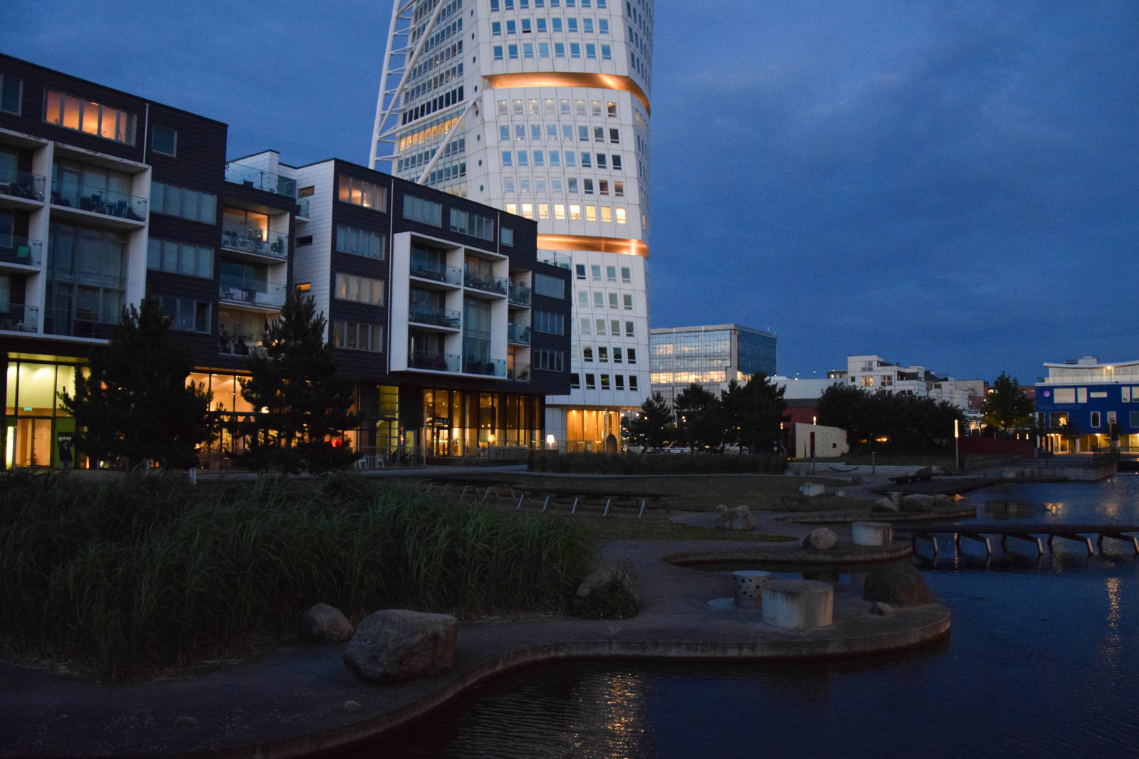 město, panoráma města, noc, architektura, odraz, nebe, mraky, panoráma, mrakodrap, večer, letní, Švédsko, dok, soumrak, Soumrak, světlo, centrum, budovy, Turning Torso, v strahamnen, sk ne, moln, skymning, Malmo, bl nebe, mezník, urban area, vodní, lidské osídlení, panelový dům