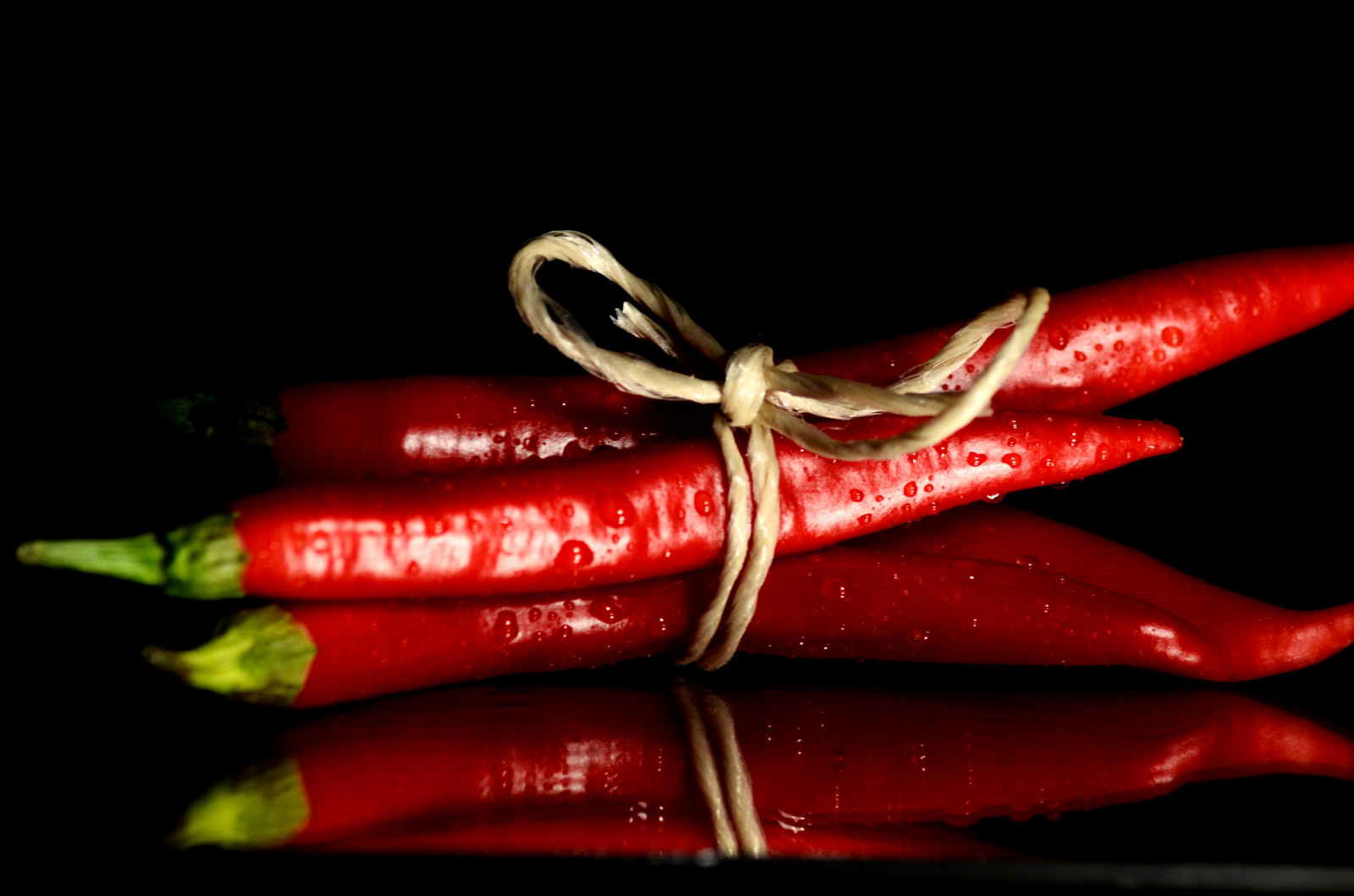 jídlo, Červené, odraz, umělecká díla, makro, květ, rostlina, okvětní lístek, blackbackground, spiritofphotography, brilantní, lightsandshadows, vyrobit, suchozemská rostlina, kvetoucí rostlina, makro fotografie, zeleninový, chilli papričky, papriky a chilli papričky, redhotchili, kajenský pepř