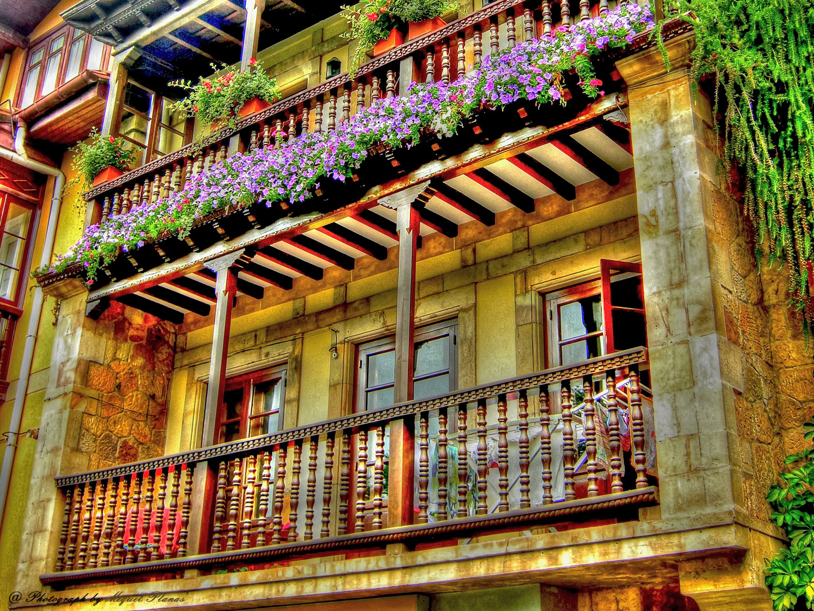 mezník, architektura, balkón, sousedství, fasáda, Dům, okno, budova, město