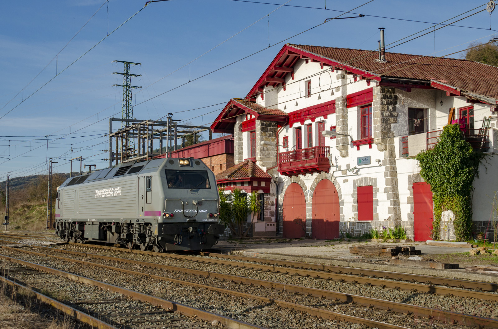 333309, 333, 309, 3333, 3, Vossloh, Alstom, Alsthom, gecalstom, GEC, prima, Transfesa, kolejnice, Rosco, válcování, skladem, společnost, RENFE, Alquiler, de, materiál, Ferroviario, Mercancias, náklad, Teco, aislada, izolovaný, artoma, estacion, stanice, edificio, budova, Ordu, urdu, puerto, složit, přístav, bilbaocastej n, Bilbao, castej n, Casetas, Nohab, g, Všeobecné, motory, Montana, Montanas, monte, Montes, hora, hory, železnice, železnice, ffcc, Ferrocarril, 1668, ililo23, Nikon, D5100, d, 5100, 18300, 18, 300, NIKKOR