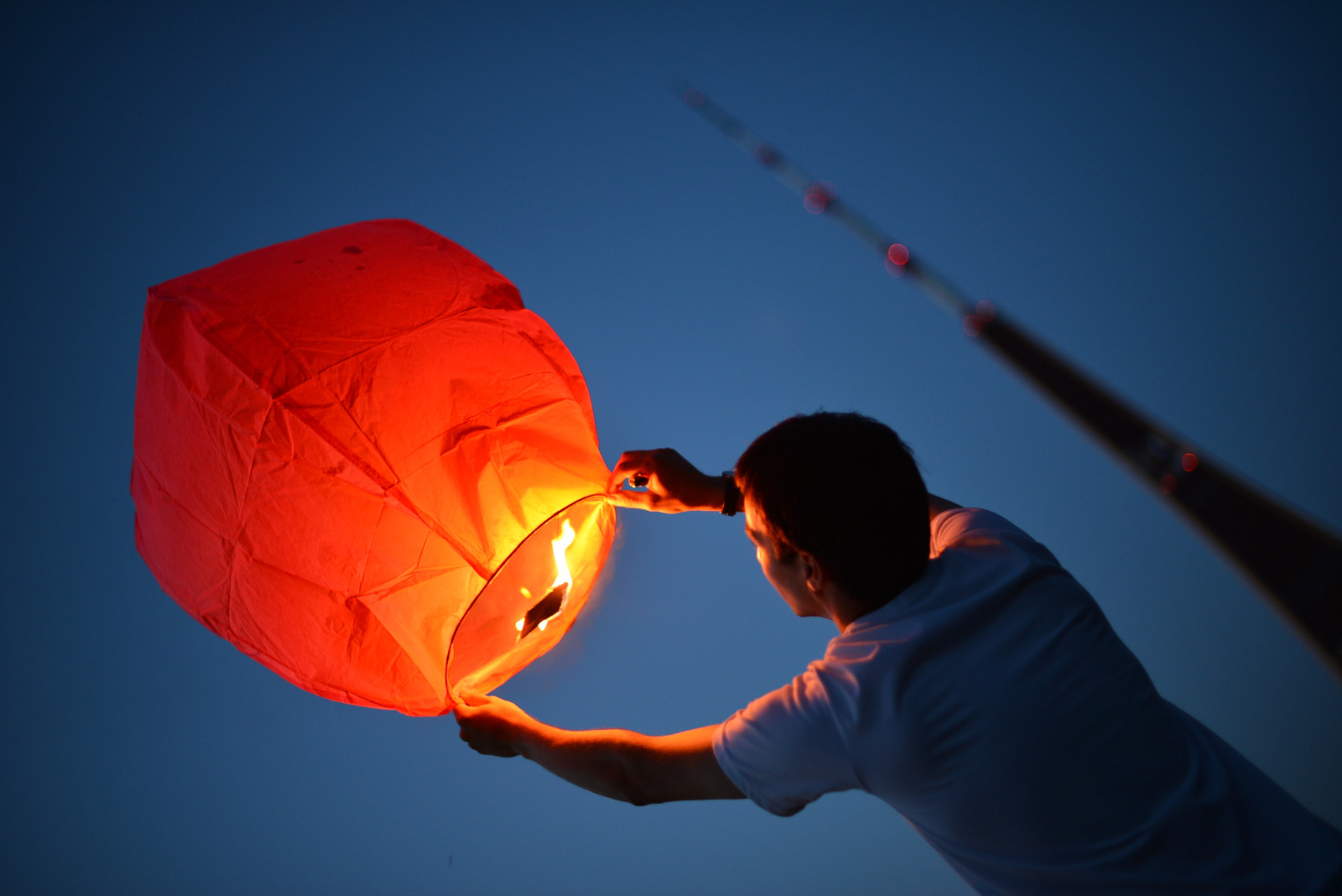 แนวตั้ง, กลางคืน, ท้องฟ้า, โคมไฟ, สีน้ำเงิน, หอคอย, ไฟ, แม่น้ำ, ส้ม, เกาะ, ฤดูร้อน, บอลลูน, ความร้อน, ลัตเวีย, โทรทัศน์, วิทยุ, ริกา, เบา, แสง, พรรค, สนุก, เปลวไฟ, ผู้ชาย, twittertuesday, บรรยากาศของโลก, โทรทัศน์, Daugava, Skylantern, Zakusala