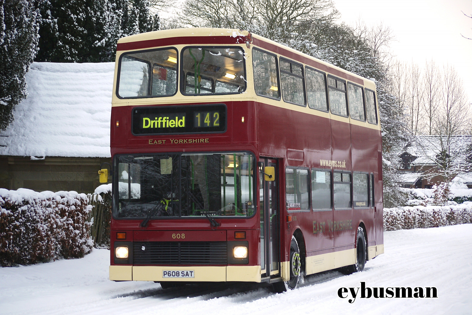 sníh, zima, vozidlo, vesnice, lanovka, Volvo, doprava, Yorkshire, trenér, autobus, hrabství, východní, severní, motor, Metropolitní oblast, motorové vozidlo, druh dopravy, veřejná doprava, hrabství, trup, sklad, olympian, služby, Dvoj patrový autobus, Dennis oštěp, Eybusman, Palatine, Ncme, Eyms, Driffield, Kirkburn, P608sat
