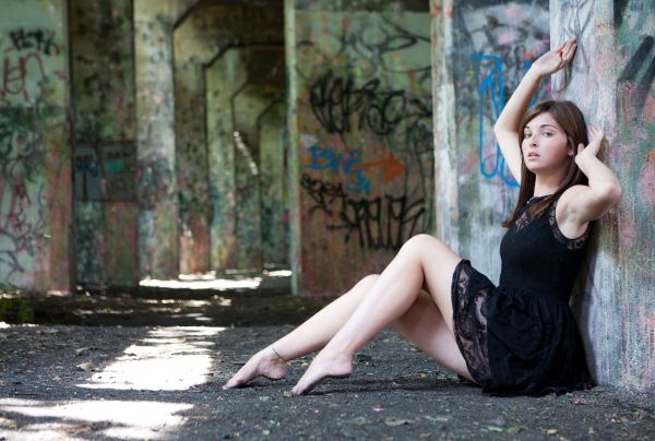 model,barefoot,legs,photography,outdoors,sitting