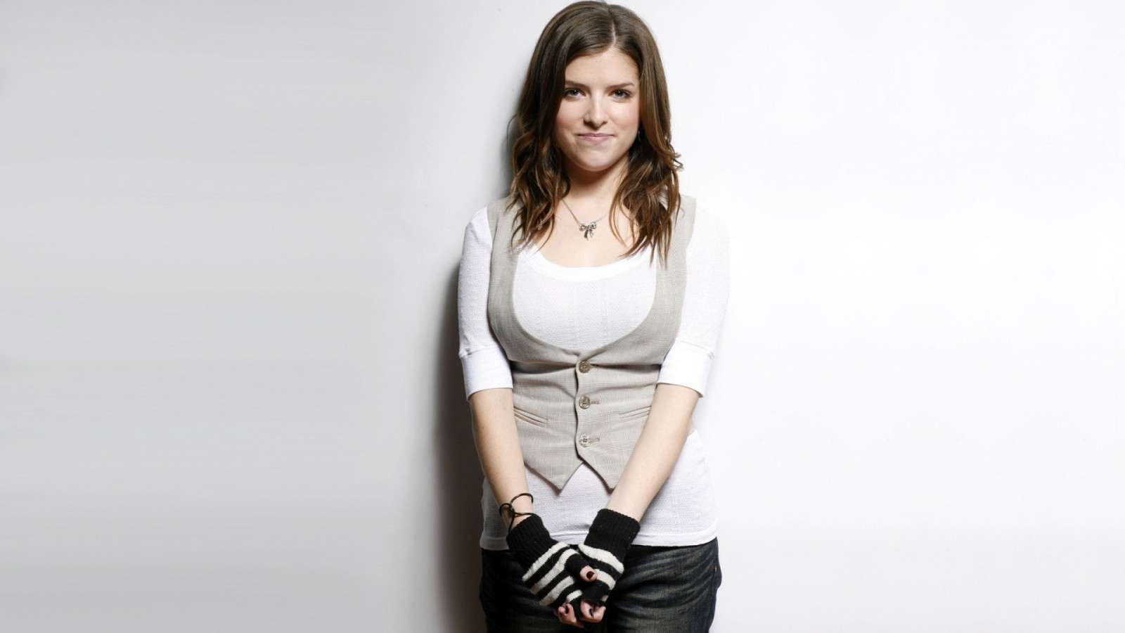 สีขาว, ดำ, ผู้หญิง, โมเดล, เสื้อยืด, ผมยาว, สีน้ำตาล, การถ่ายภาพ, นักแสดงหญิง, แฟชั่น, Anna Kendrick, mittens, เสื้อผ้า, นางแบบ, Pitch Perfect, มือ, นิ้ว, ขา, คอ, แขน, ทรงผม, การถ่ายภาพ, หน้าท้อง, ร่างกายมนุษย์, แจ๊กเก็ต, ต้นขา, แขนเสื้อ, ชุดชั้นใน