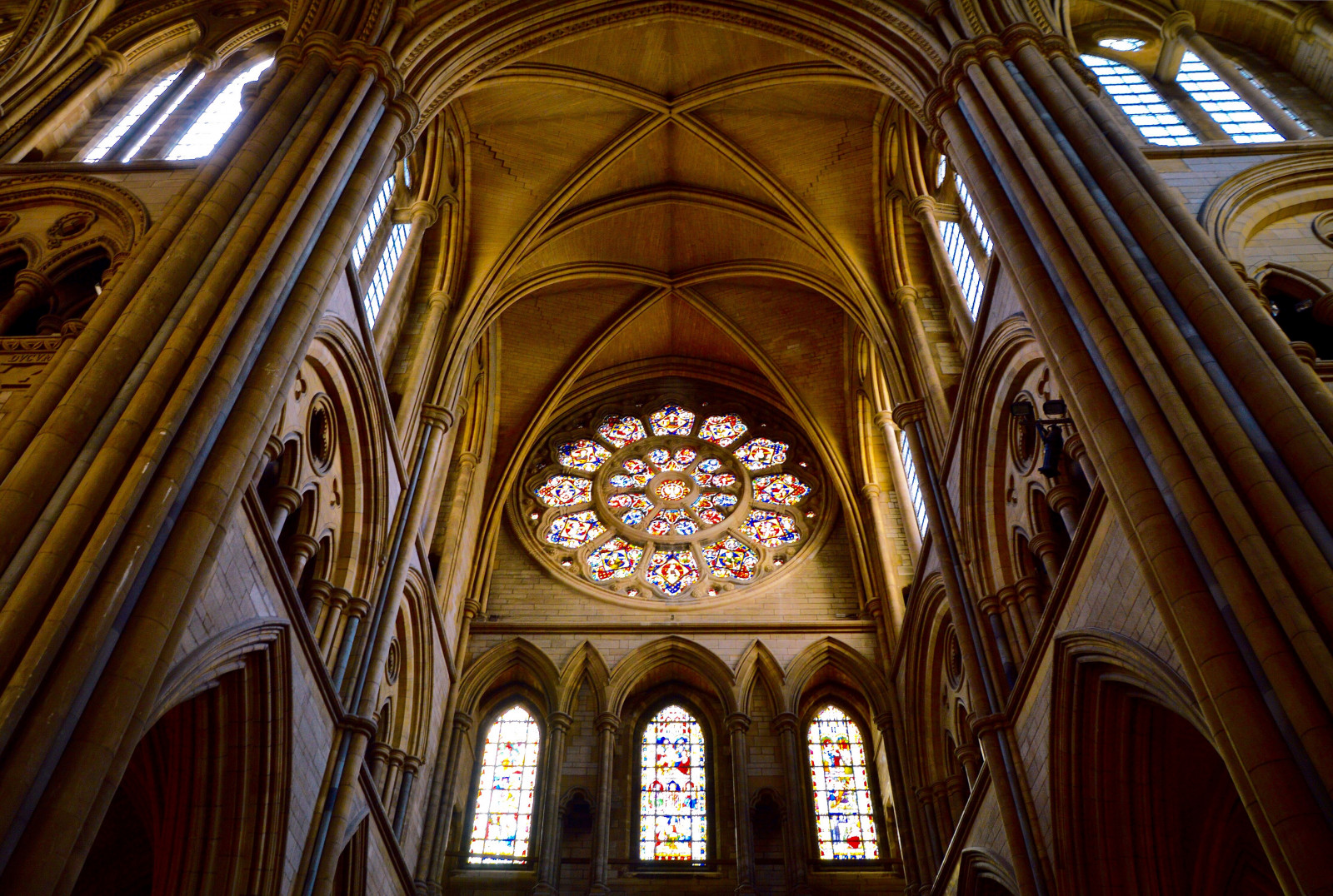 Nikon, nikond3200, tamron16300mm, Spojené království, Kernow, Cornwall, Truro, trurocathedral, katedrála, kostel, náboženství, uctívání, krytý, southtransept, transept, okno, rosewindow, sklenka, vitráž, holytrinity, Biskup, edwardwhitebenson, architektura, budova, oblouky, oblouk, sloupec, gotický, světlo, stíny