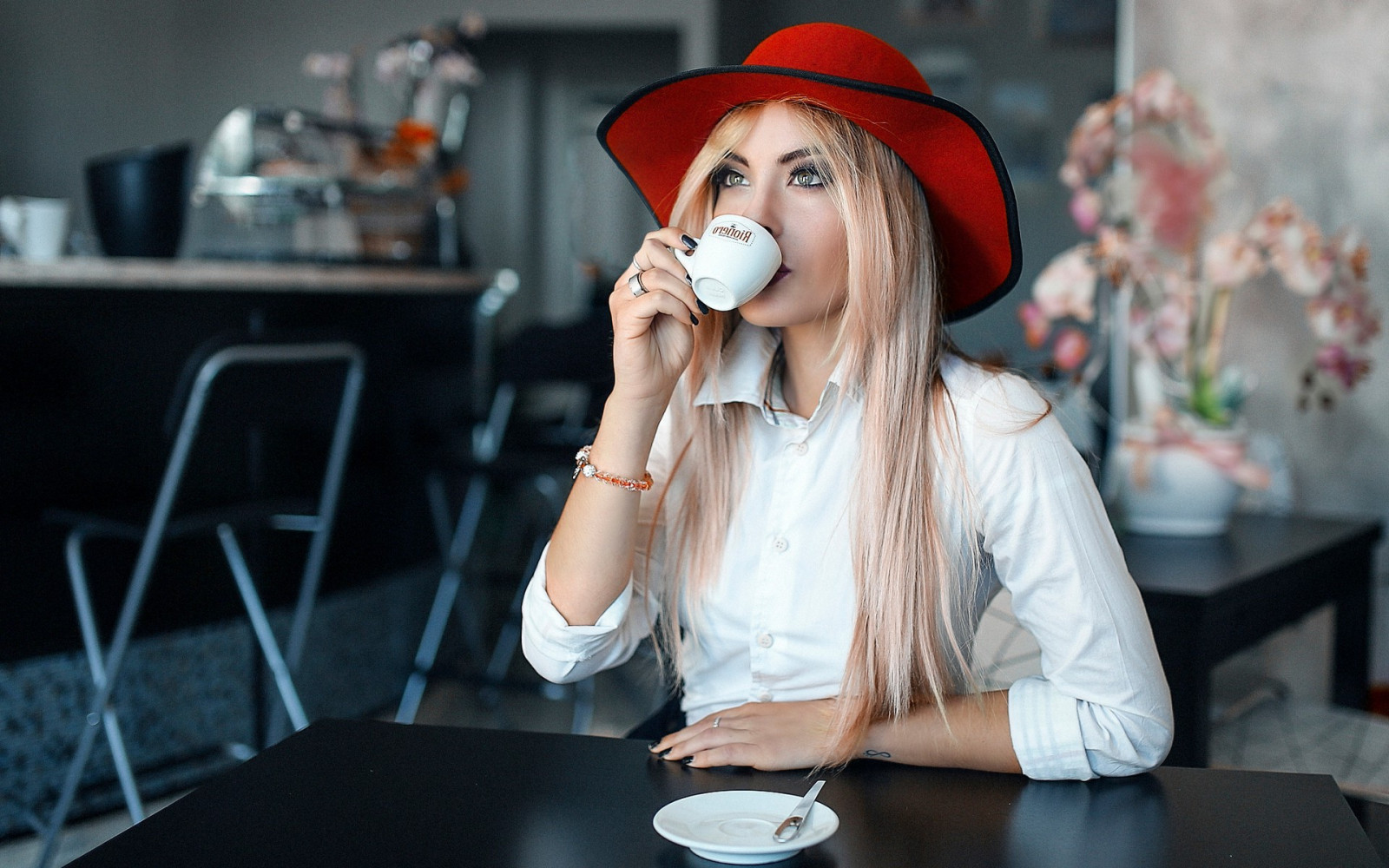 bílý, ženy, model, portrét, blondýnka, hloubka pole, květiny, dlouhé vlasy, brýle, čepice, sedící, makeup, stůl, kroužky, tetování, káva, napít se, jídelna, móda, vzhlížet, pohár, jaro, halenky, oblečení, krása, dáma, kostým, 1920x1200 px