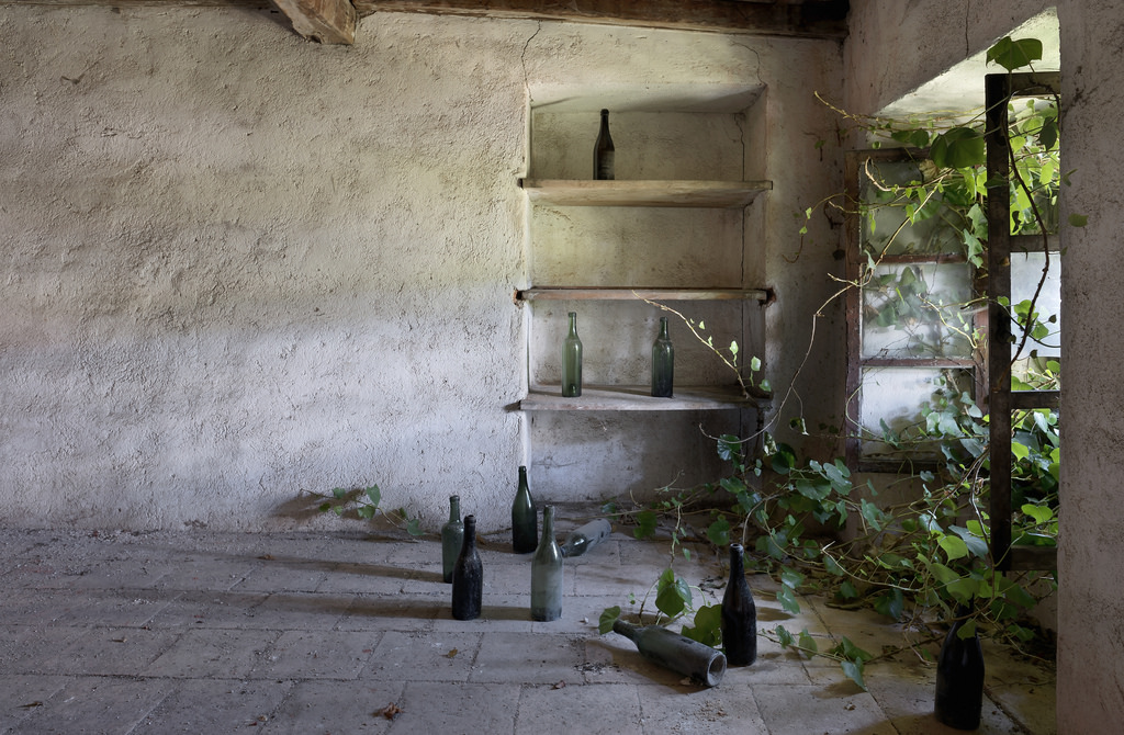abbandonato, Italia, Italia, italiano, rovine, modernruins, derelitto, decadimento, peeling, naturetakesover, vino, vino, Bottiglia di vino, bottiglie, viti, finestra, finestre, Attico, ombre, leggero, buio, giorno, Sole, luce del sole, verde, grigio, giallo, bianca, Marrone, arancia, struttura, textures, dettaglio, NIKKOR, Nikon, D750, 24 millimetri, luce bassa, interno, Dentro, interno, in casa, urbex, ARTE, vecchio, villa, casa, casa, orientalgem, retrò, annata, digitale, flickr, pietra, azienda agricola, rurale, viaggio, viaggio, estate, mondo, foglia, le foglie, storia, bella