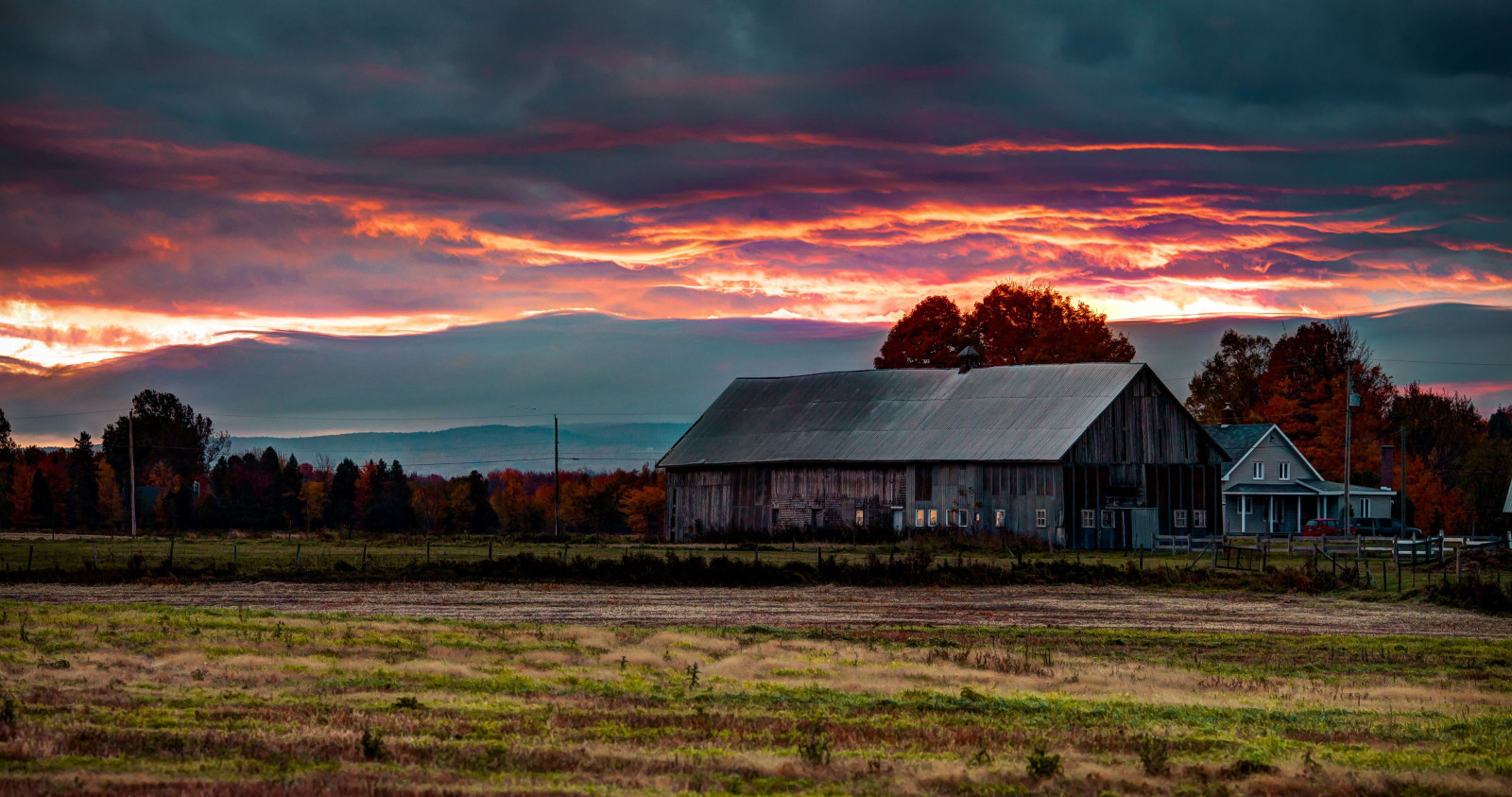 sollys, træer, landskab, bjerge, solnedgang, bakke, natur, himmel, Mark, fotografering, hus, solopgang, aften, morgen, Sol, horisont, skumring, jord, staldene, Sky, bjerg, daggry, prærie, landdistrikt, meteorologisk fænomen