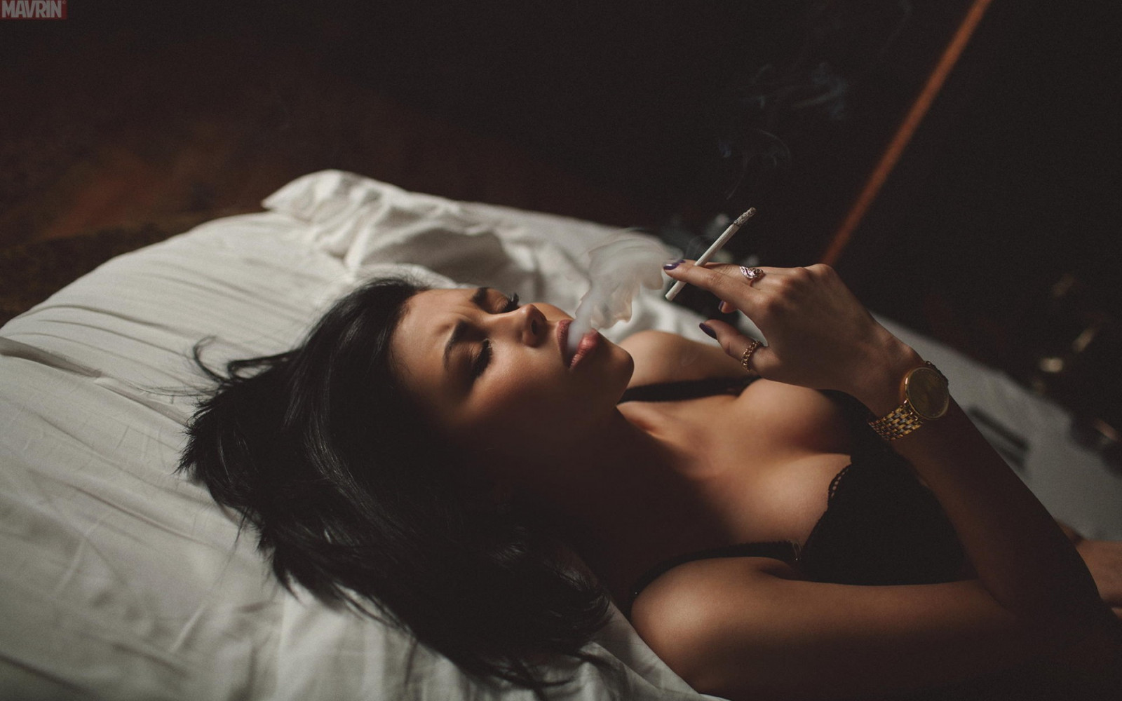 Černá, ženy, model, zavřenýma očima, hodinky, postel, kouření, cigarety, výstřih, pusa, spodní prádlo, černé spodní prádlo, Osoba, Aleksandr Mavrin, romantika, krása, ruka, smysl, obraz, focení, interakce, lidská činnost