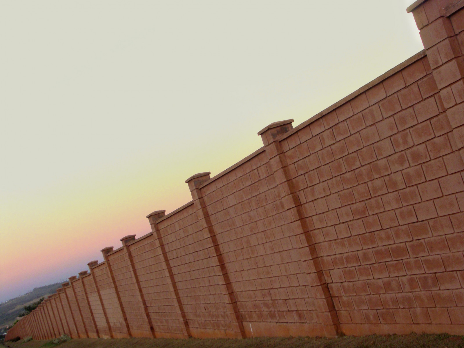 luce del sole, tramonto, architettura, costruzione, cielo, parete, mattoni, legna, costruzione, amicizia, orizzonte, recinto, Brasile, Amici, confine, prospettiva, calcestruzzo, struttura, mattone, infinito, angolo, frontiera, vista, punto, lontano, tetto, linea, bloccare, chiaro, pulito, Insieme, facciata, lontano, unione, struttura esterna, proprietà, muratura, continuo, Goiania, Goias, Controversia