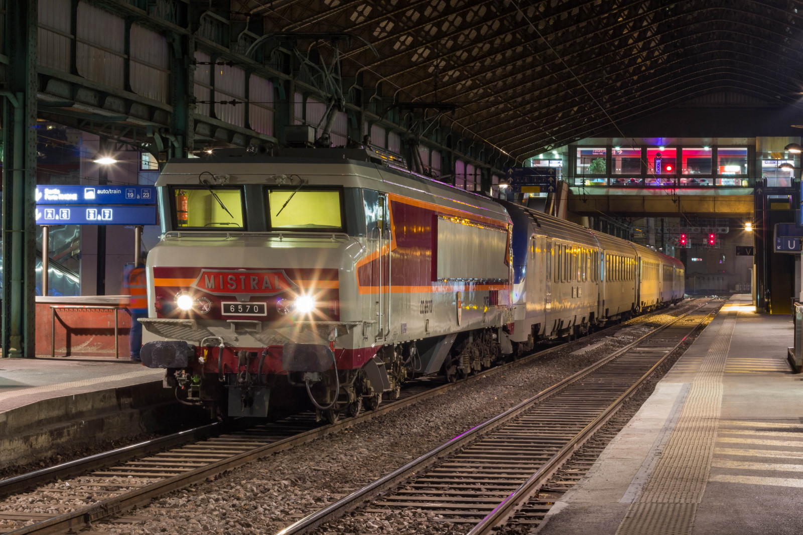 en, 6, vlak, alpes, de, Los Angeles, Venu, Lyon, gare, elle, Rhone, des, CC, LE, slavnost, 69, místo, nalévat, Avignon, Perrache, Marche, Lumieres, sdružení, Odjet, SNCF, décembre, Vaucluse, Samedi, retour, 2014, numero, speciální, cc6500, zúčastnit se, APCC, 6500, 6570, 25411, zachování, pojistitel, cc6570, assurera