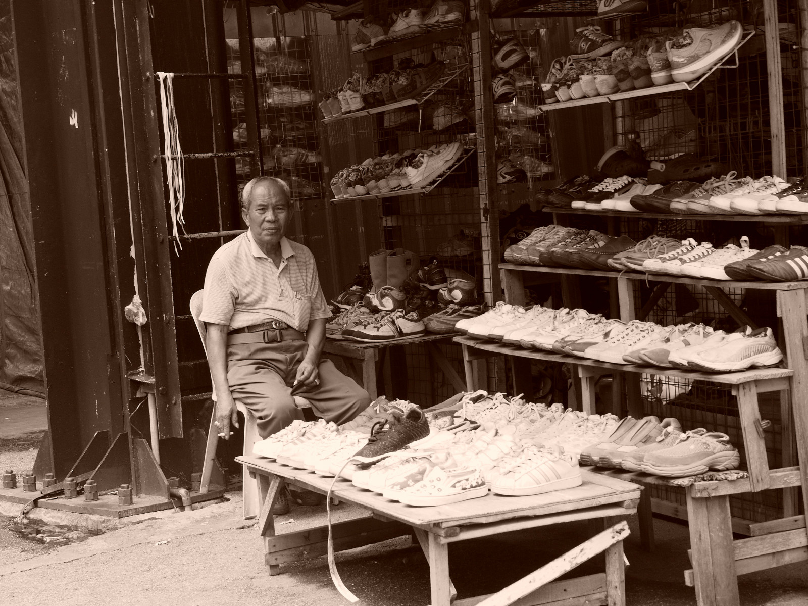 chrám, černobílý, Asie, asijský, fotografování, dřevo, sépie, obuv, tenisky, Malajsie, sandály, továrna, Olympus, YAHOO, flickr, fotografie, streetphotography, omdem5, obraz, web |, M43, microfourthirds, olympusomdem5, Jihovýchodní Asie, micro43, faisalaljunied, streetsnap, Aljunied, olympusstreetphotography, panasoniclumixgxvario35100mmf28, pouliční prodejce, Johor, johorbahru, streetshop, streetshoeshop, dělník