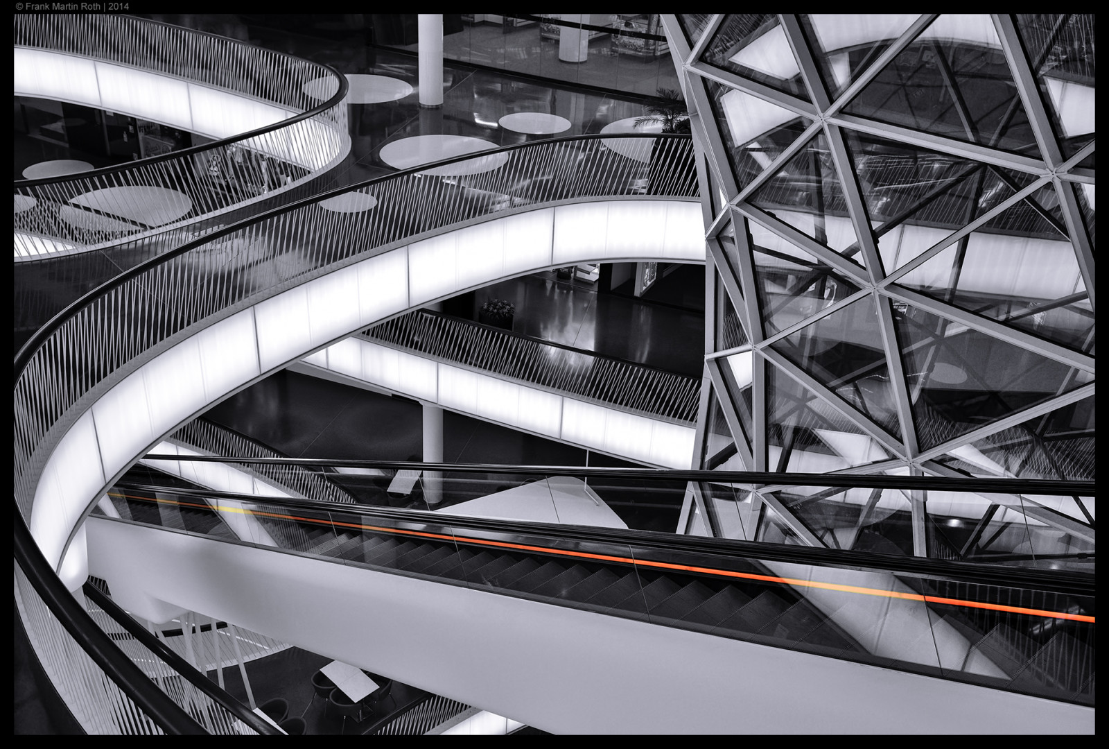 hvid, sort, monokrom, by, arkitektur, by-, bygning, fotografering, symmetri, Frankfurt, Nikon, 35MM, f14, lys, bred, bw, hjul, indendørs, deutschland, form, design, linje, D800, Hessen, sort og hvid, monokrom fotografering