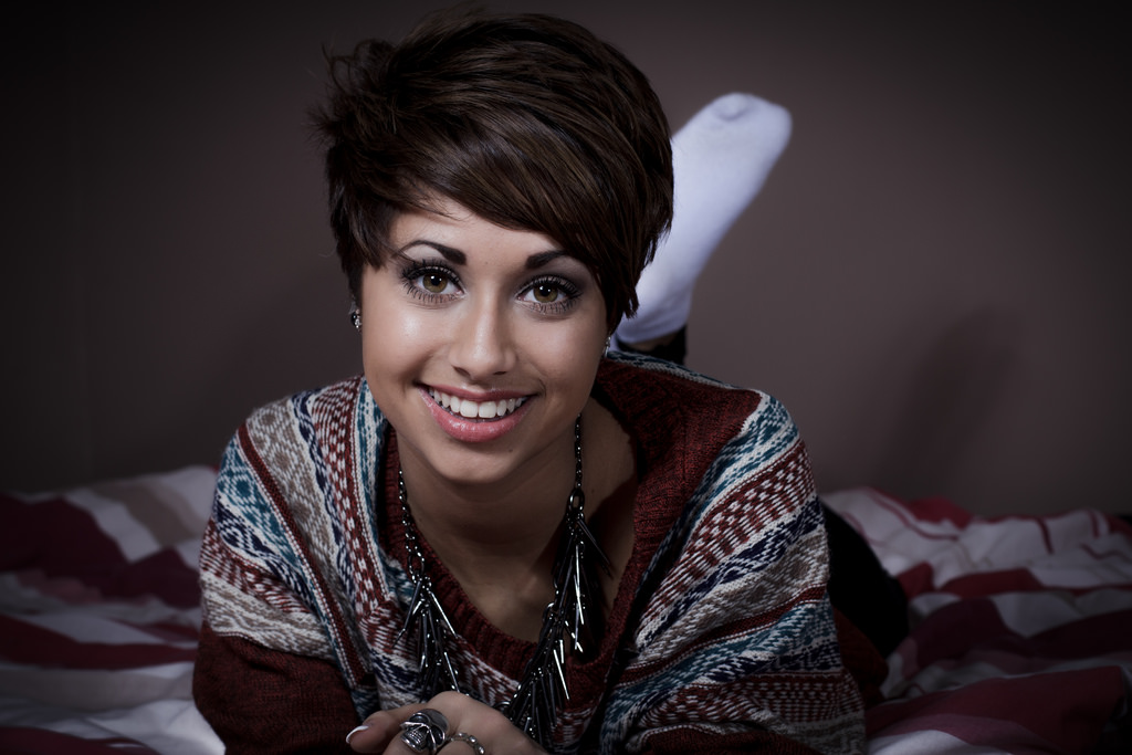 model, portræt, øjne, fotografering, sanger, smilende, Brun, Canon, mode, hår, Person, Lightroom, 4, smuk, pige, skønhed, smil, kvinde, dame, ned, dejlig, 550D, frisure, at lyve, portrætfotografering, Photo shoot, brunt hår, ansigtsudtryk, aieyesha