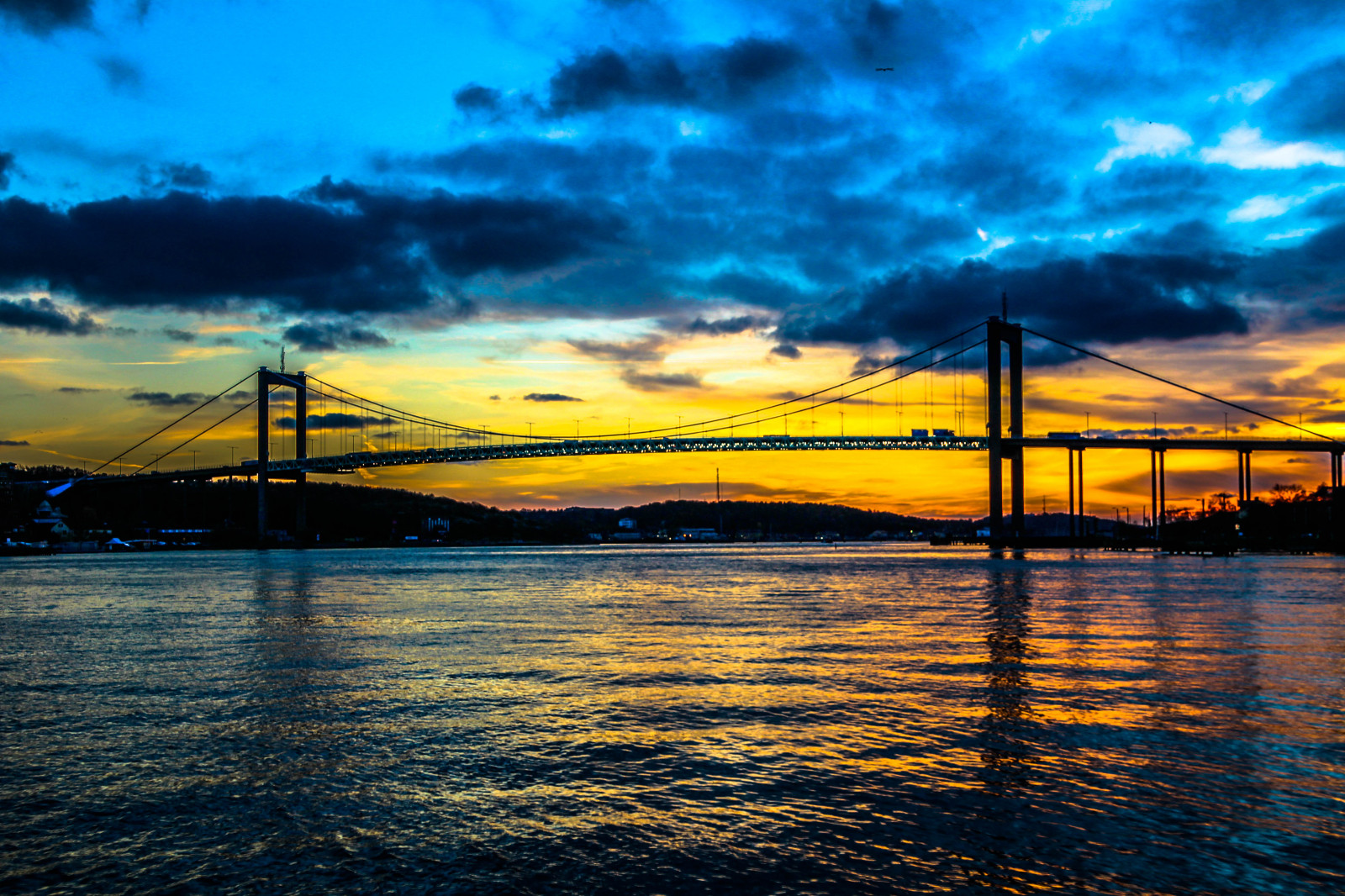 most, modrý, západ slunce, silueta, zlatý, večer, západ slunce, Švédsko, horizont, Göteborg, waterreflection, waterreflections, waterlandscape, Waterandsky, yellowandblue, nádherný západ slunce, Vodní kolekce
