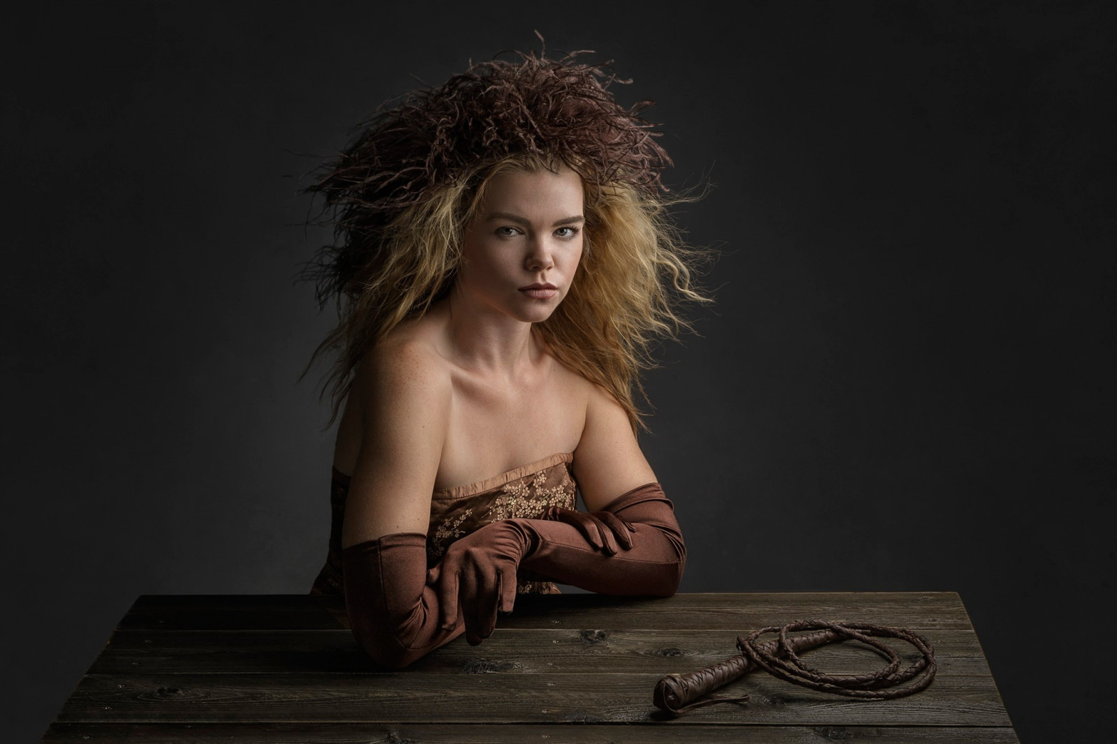 femei, model, portret, par lung, umerii goi, ședință, fotografie, masa, mănuși, Modă, Persoană, bice, super model, dominaţie, fată, frumuseţe, femeie, doamnă, întuneric, Sens, 2048x1365 px, pozițiile umane, Fotografie portret, sedinta foto, păr șaten, modelul de artă