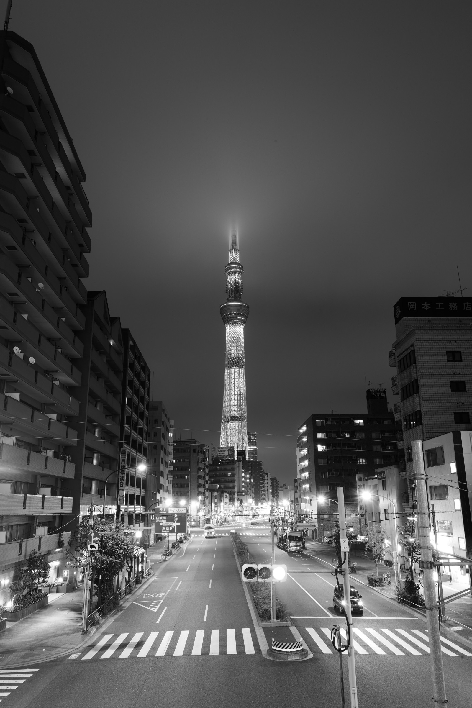 Japonsko, černobílý, město, ulice, panoráma města, noc, architektura, silnice, panoráma, mrakodrap, věž, Leica, metropole, Tokio, Saki, jp, Skytree, centrum, osvětlené, tělesné, osvětlení, osvětlení, tvar, mezník, Tokyo Sky Tree, summilux, leicaq, summilux1728, q, 1728, urban area, atmosférický jev, Černý a bílý, monochromatické fotografování, Metropolitní oblast, lidské osídlení, panelový dům