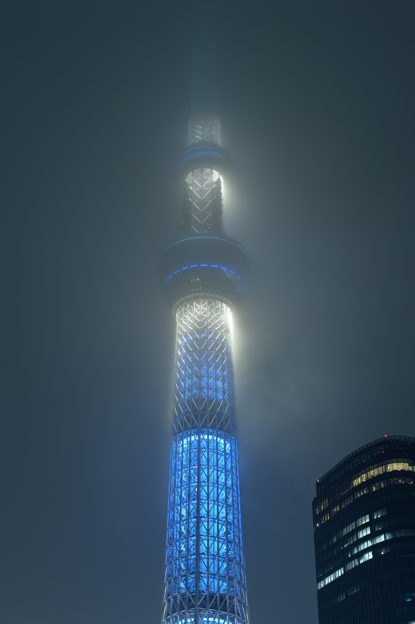 Japan, gadebelysning, bybilledet, nat, arkitektur, afspejling, symmetri, skyskraber, blå, tårn, Nikon, Tokyo, struktur, Jp, Skytree, lys, NIKKOR, belyst, belysning, belysning, iki, milepæl, Tokyo Skytree, df, afs58mmf14g, afsnikkor58mmf14g, atmosfære af jord, højhus, lysarmatur