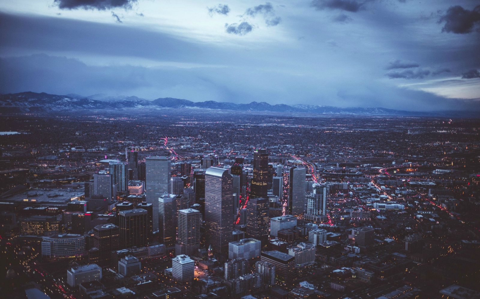 západ slunce, město, panoráma města, noc, odraz, nebe, panoráma, mrakodrap, večer, ráno, horizont, atmosféra, panoráma, soumrak, metropole, mrak, počasí, svítání, tma, urban area, atmosférický jev, Atmosféra Země, Metropolitní oblast, lidské osídlení, letecké snímkování