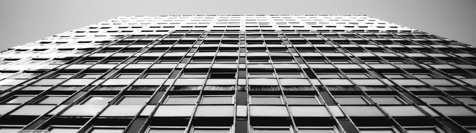 bílý, Černá, černobílý, architektura, Příroda, budova, odraz, symetrie, mrakodrap, tvar, design, čára, fasáda, 3840x1080 px, Černý a bílý, monochromatické fotografování, panelový dům, denní osvětlení