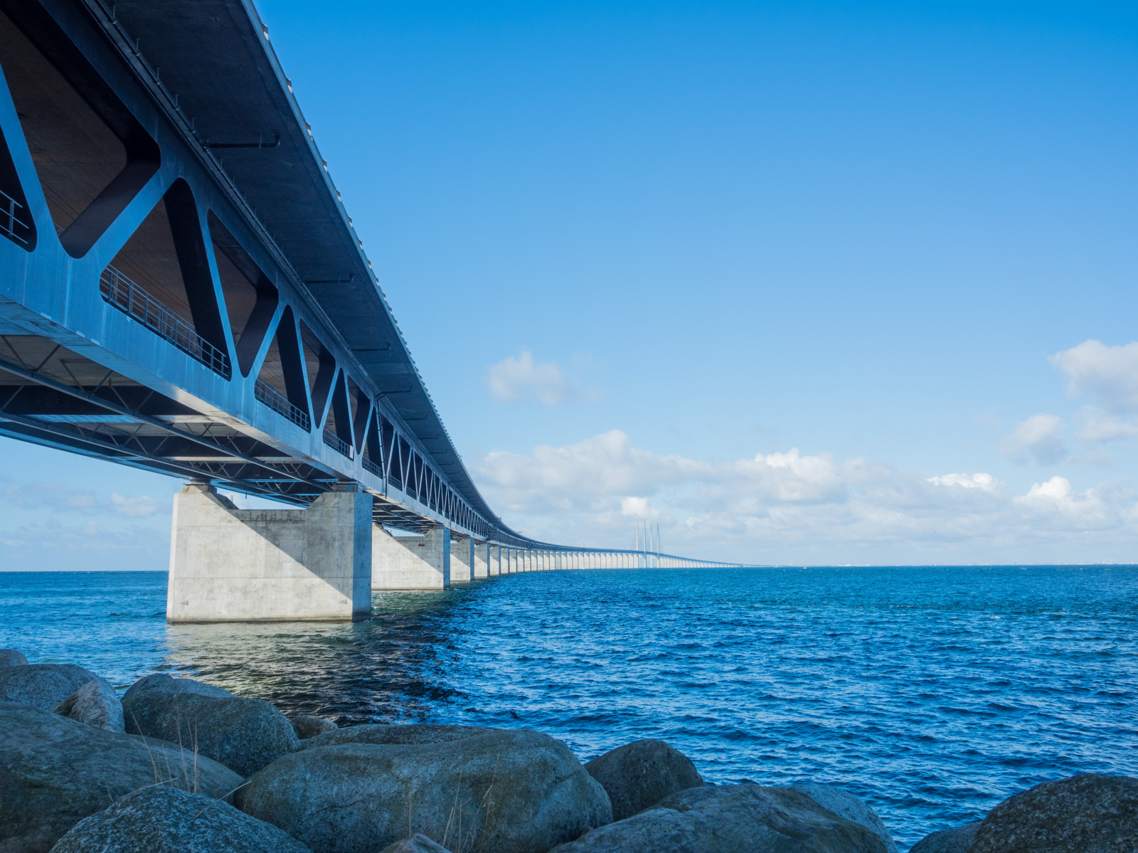 luce del sole, mare, baia, acqua, puntellare, riflessione, cielo, spiaggia, blu, costa, ponte, orizzonte, vacanza, Bro, oceano, onda, resundsbron, Malmo, geocountry, Geocity, geostate, geolocalizzazione, apertura exif 71, exif ISOSPEED 200, Marca fotocamera olympusimagingcorp, exif fare olympusimagingcorp, olympusm1250mmf3563 lente exif, modello em5markii exif, modello di fotocamera em5markii, igersolympainstaride, igersmalm, Bron, Broen, exif focalLength 14 millimetri