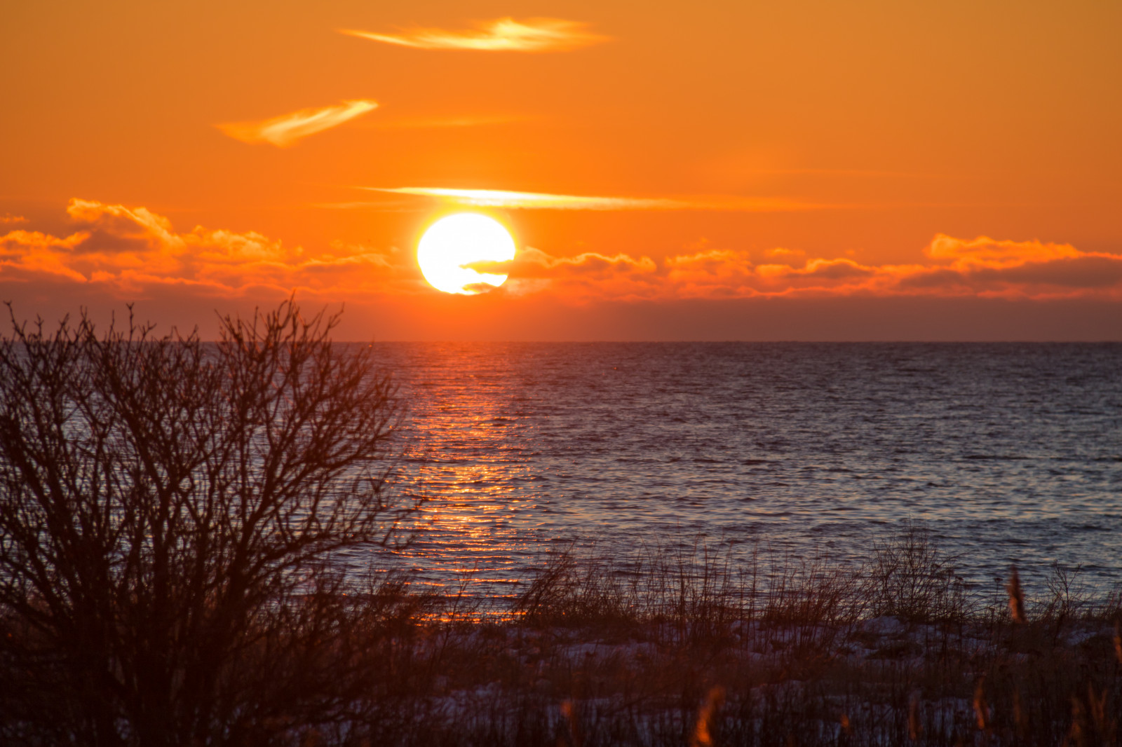 slunečnímu záření, západ slunce, moře, odraz, zima, svítání, večer, ráno, pobřeží, slunce, horizont, soumrak, mrak, svítání, oceán, solnedg ng, Vinter, hav, Trelleborg, kust, V strasm b tshamnen, odlesk, červená obloha v dopoledních hodinách