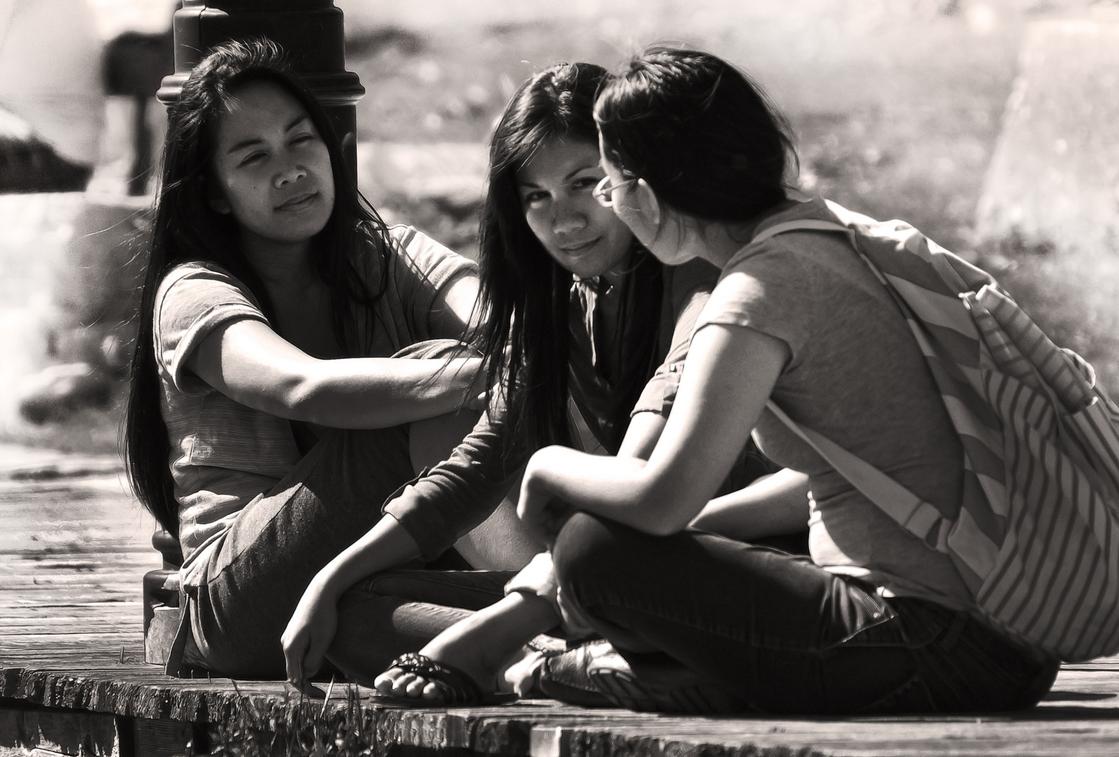 venner, sort og hvid, efterår, monokrom, solskin, snak, varm, jeans, nedkøling, hører efter, boardwalk, tshirts, taler, veninder, hænger ud, smukke piger, dejlig dag