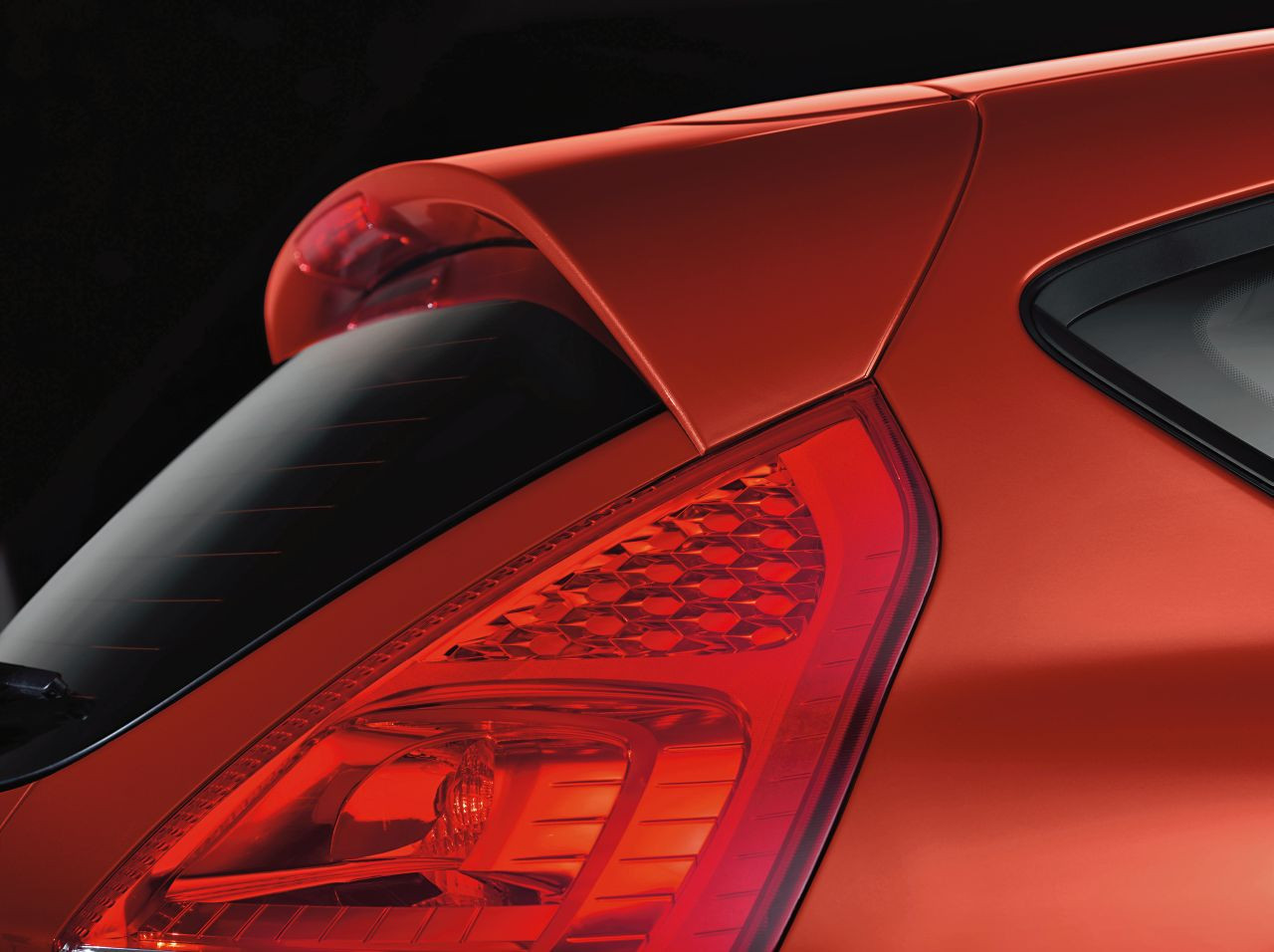 auto, Červené, vozidlo, sportovní auto, Brod, 2012, netcarshow, netcar, obrázky vozidel, photo auto, světlo, slavnost, kolo, superauto, pozemní vozidla, automobilového designu, automobilový exteriér, automobil make, luxusní vůz, nárazník, automobilový zadní brzdové světlo, automotive Lighting