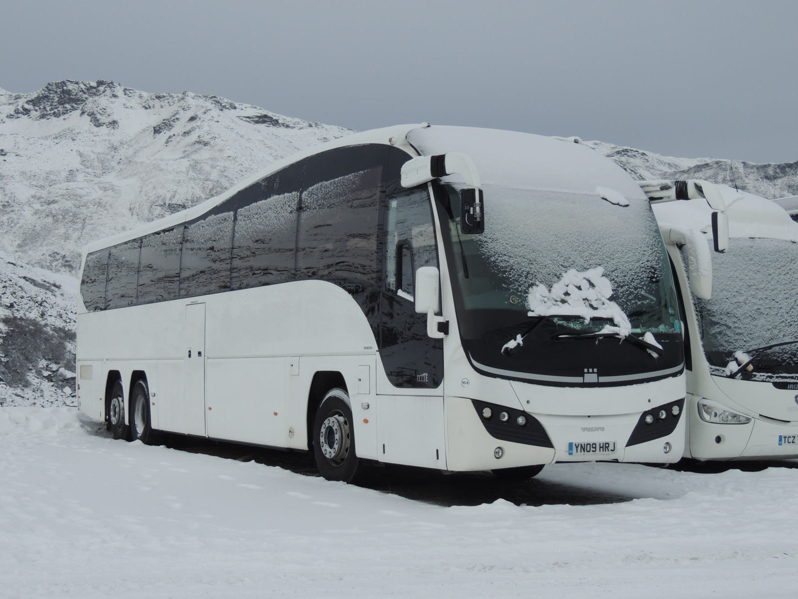 sníh, zima, vozidlo, Anglie, Francie, autobusy, Volvo, doprava, Elita, Logan, autobus, kolo, automobilového designu, automobilový exteriér, luxusní vůz, motorové vozidlo, druh dopravy, užitkové vozidlo, minivan, autobusová doprava tour, Trenéry, Valthorenů, Plaxton, Battersbysilvergrey, B12bt, automotive wheel system