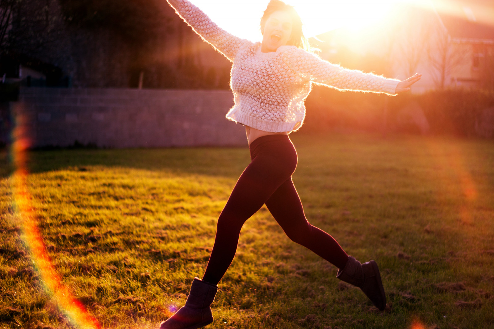 Irsko, světlo, západ slunce, Červené, slunce, zelená, dívka, pole, stěna, Kánon, vlasy, objektiv, krajina, eos, 50mm, Lucy, skákání, duha, teplý, zbraně, nohy, jasný, boty, bokeh, Krém, bavlna, F, světlice, 18, zvýraznit, hloubka, UGG, legíny, Agnew, 600D