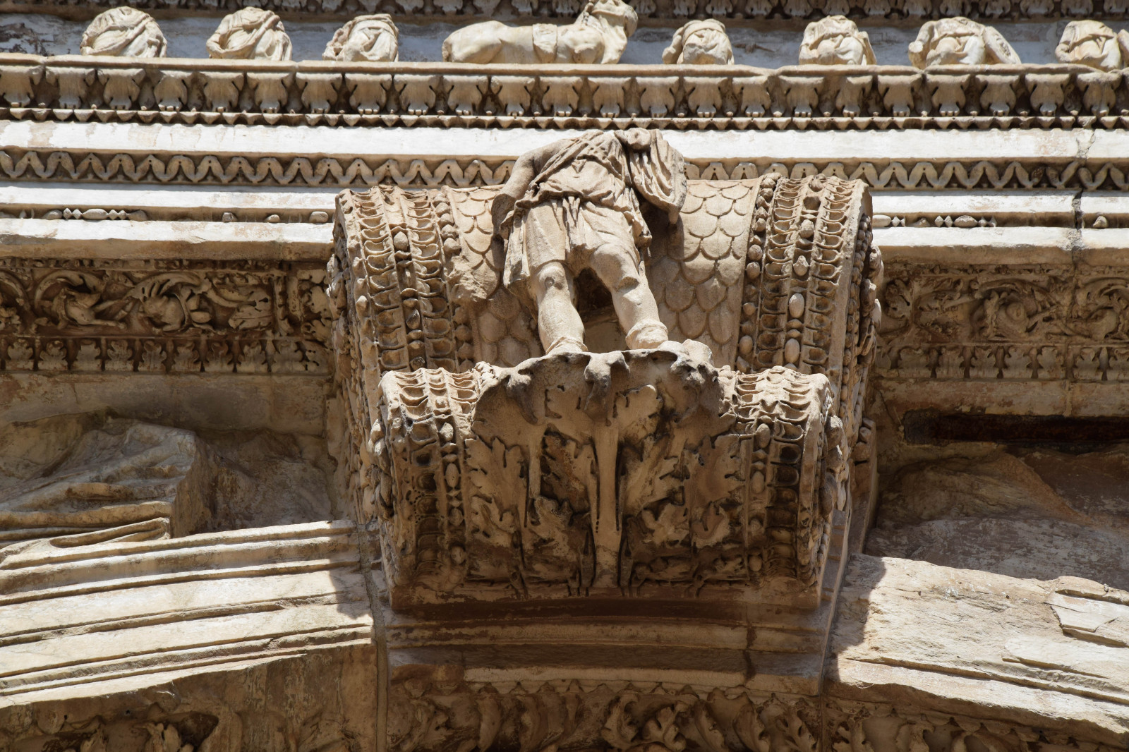 chrám, město, Itálie, architektura, starověký, dějiny, sochařství, socha, sloupec, Evropa, Řím, struktura, palác, památník, UMĚNÍ, rom, pradávné město, roma, forumromanum, fororomano, viadellasalaravecchia, romerskarkitektur, romanmythologyandgenealogy, řezba, úleva, dávná historie, archeologické naleziště, stone carving, starověký Řím, hinduistický chrám