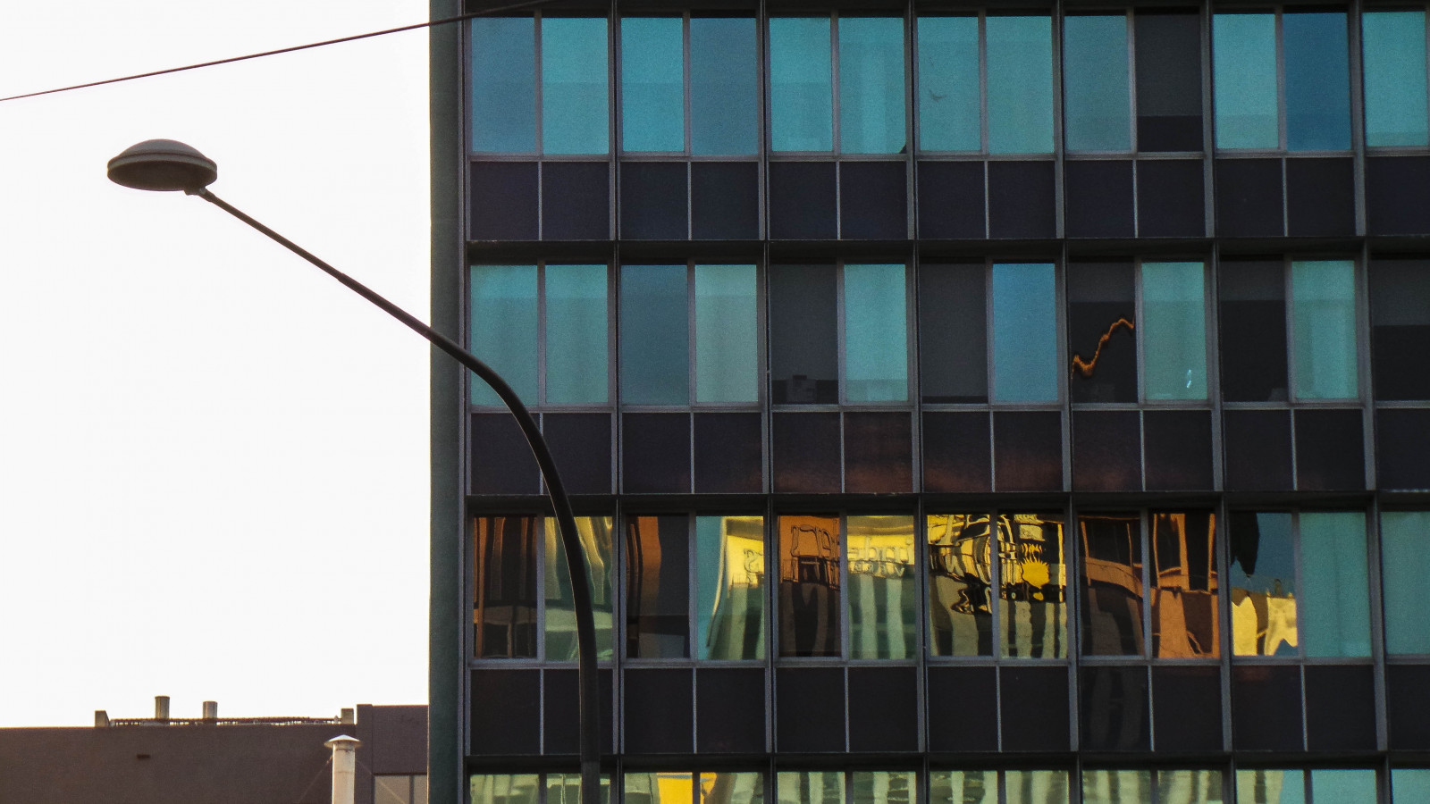 costruzione, architettura, edificio commerciale, area metropolitana, facciata, sede centrale, giorno, metropoli, quartier generale, finestra, cielo, bicchiere, condominio, città, palazzone, grattacielo, illuminazione diurna