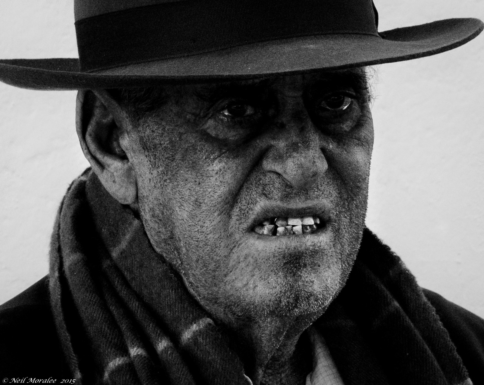 bílý, Černá, starý, černobílý, portrét, temný, čepice, fotografování, Gentleman, šátek, Nikon, Fedora, smutný, Osoba, peníze, záře, darebák, gangster, zralý, zubař, Mono, Černý a bílý, tělesné, muž, D7000, člověk, špatný, pokrývka hlavy, upřený pohled, 18200 mm, neil, moralee, dav, Černý a bílý, monochromatické fotografování, zlý, ošumělý, zubní lékařství, zkroucený, zkřížené, štětiny, kredit, nutkavý, dluh, Mobster, tlumič, hazardní hráč, snědý, Teeh, Shylock, Badteeth, dlužník, půjčovatel, Whicked, Nesmělý