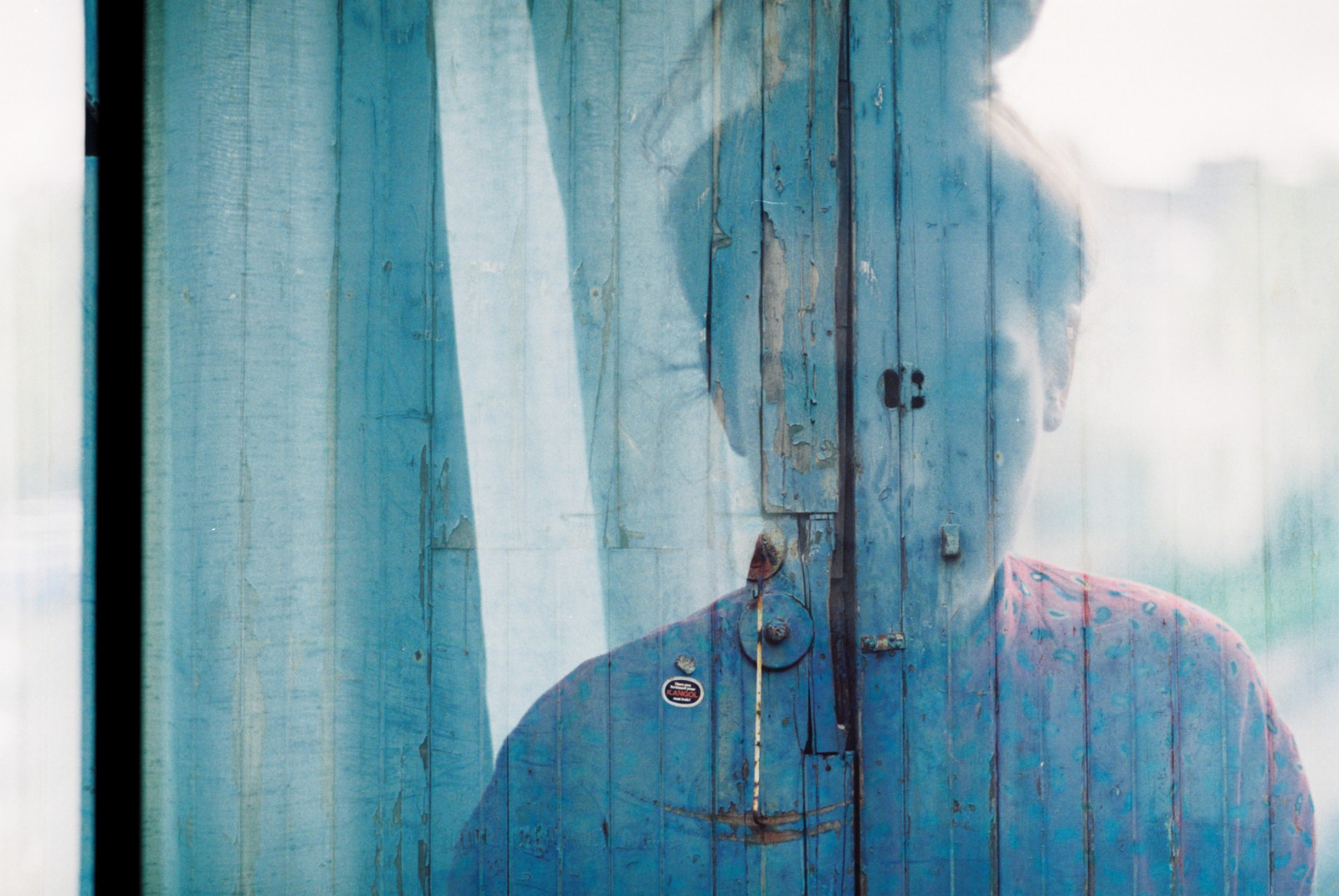 okno, Červené, odraz, zelená, modrý, led, vlasy, plot, 35MM, horní, světlo, expozice, barva, nahoru, dívka, žena, barva, dáma, dvojnásobek, ženský, film, momentka, Levi, Macdonald, walll