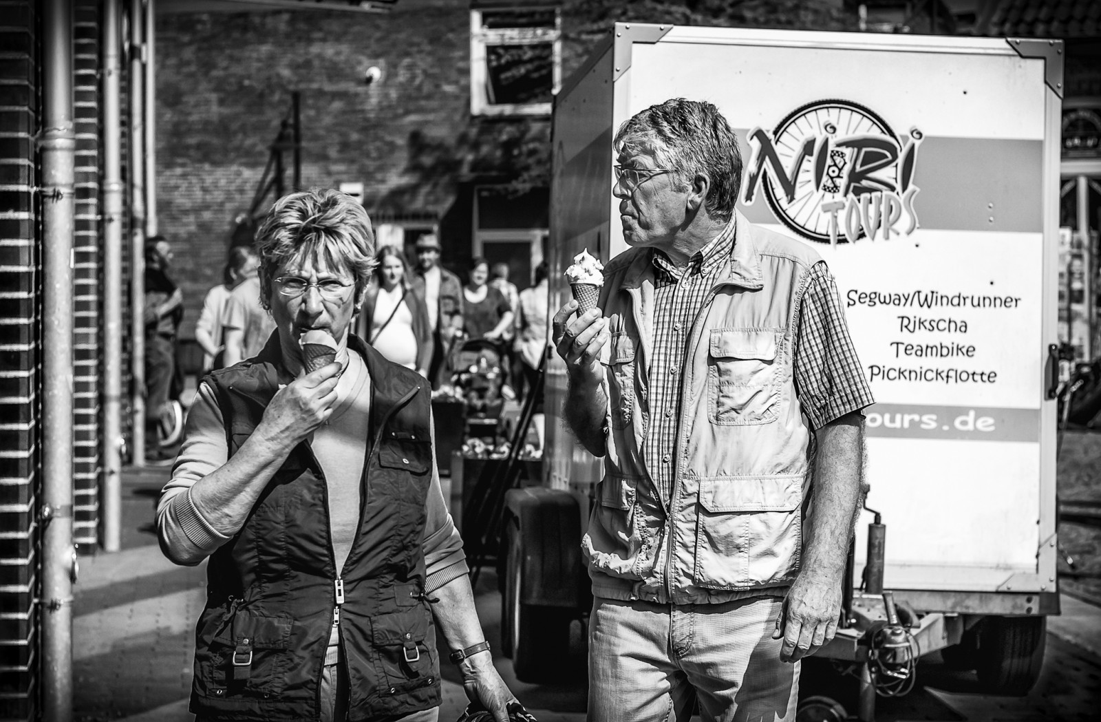 život, ulice, město, portrét, lidé, městský, Černý a bílý, tělesné, žena, muž, detailní, Německo, objektiv, deutschland, 50mm, primární, město, Nikon, oční kontakt, výstřel, obraz, upřímný, streetphotography, fotografie, zmrzlina, NIKKOR, dSLR, společnost, Niedersachsen, lowersaxony, 18g, D3100