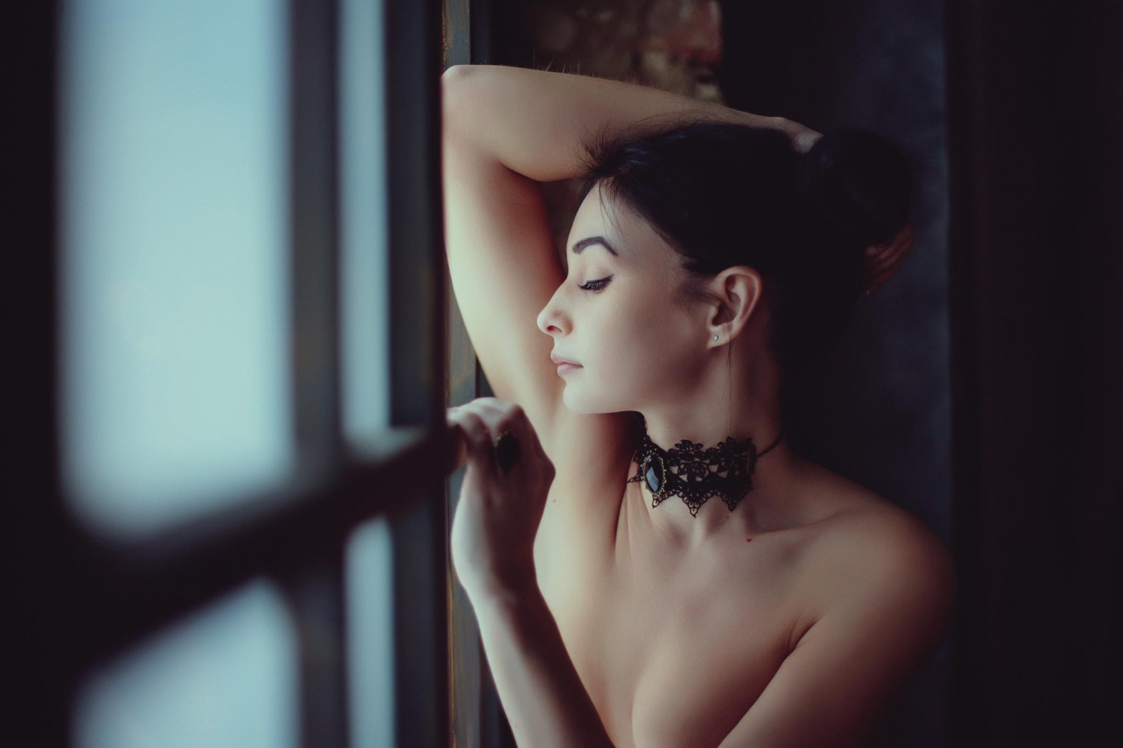 sort, Kvinder, model, portræt, vindue, Lukkede øjne, fotografering, halskæde, kjole, armhulerne, mode, emotion, Person, Vita, pige, skønhed, øje, kvinde, dame, brud, fotografi, mørke, portrætfotografering, Photo shoot, nøgenmodel