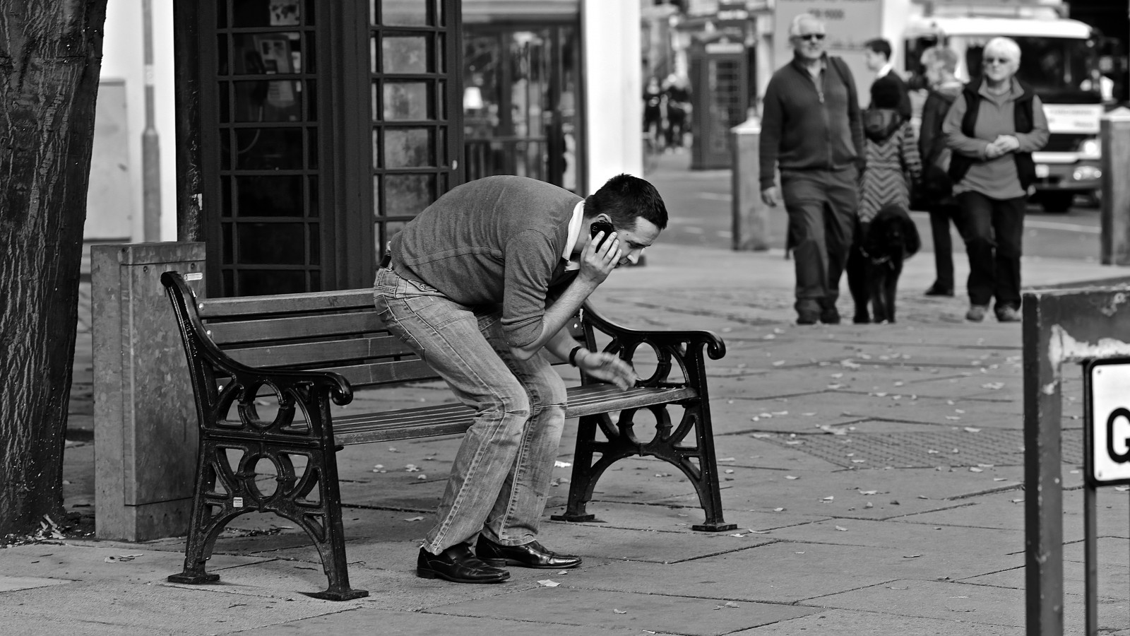 bílý, Černá, černobílý, město, ulice, městský, sedící, silnice, fotografování, lavice, moderní, Kánon, stojící, život, Spojené království, ostrý, infrastruktura, Soustředit se, světlo, Černý a bílý, dívka, jednobarevný, momenty, muž, zábava, člověk, pouliční život, městský život, městský život, živobytí, styl, fotografie, streetphotography, mobily, F56, upřímný, mužský, nábytek, candidphotography, savec, streetscene, realita, bwstreetphotography, momentka, peoplephotography, streetshots, ef135mm, načasování, humor, urban area, Černý a bílý, monochromatické fotografování, veřejný prostor, streetsuk, povolání, capturedmoments, decisivemoments, Rightplacerighttime, být tam, human behavior