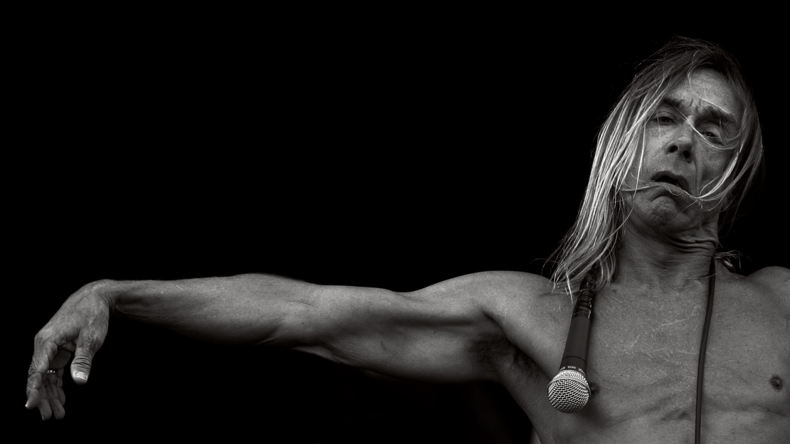 svart, monokrom, modell, fotografering, mikrofon, bar overkropp, bodybuilding, Iggy Pop, hånd, mørke, Føle, muskel, væpne, svart og hvit, monokrom fotografering, art modell