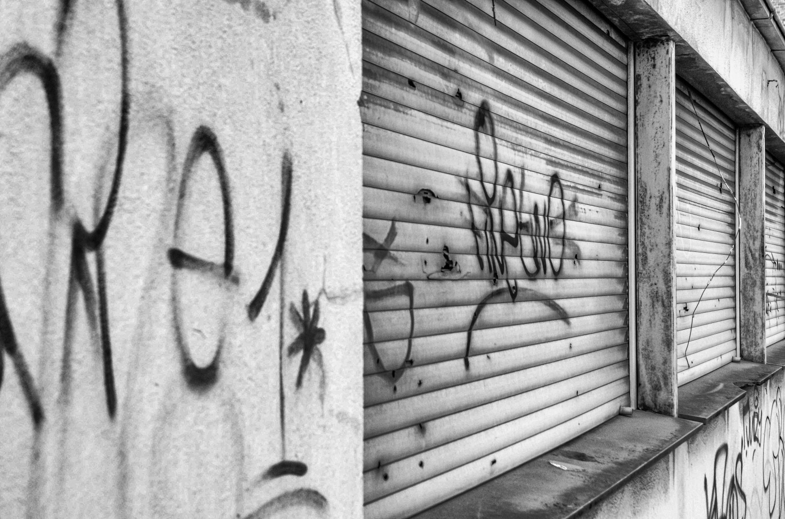 průmyslový, industrie, rottenplaces, kaputt, zerst rt, zničený, verw Stet, devestated, stahlindustrie, ocel, Lokomotive, zug, vlak, zugbr CKE, railwaybridge, zerbeulte, kraft, promáčknutý, platnost, Zement, cement, Steinbruch, lom, motor, rozklad, Zerfall, HDR, nightshots, nachtfotografie, tonemapped, šipka, šipky, Treppe, schody, bunda, jacke, růžový, zelená, gr n, gauč, gauč, ulice, fotografování, streetphotography, strasenfotografie, lidé, menschen, ulice s, život, leben, černobílý, fuji, Fujifilm, xpro1, Fujinon, 18mmf2, 27mmf28, streetpoto, městský, schwarzweis, tělesné, Černá bílá, Černá, bílý, einfarbig, město, upřímný, Mirrorless, grafiti, siegda, siggidee