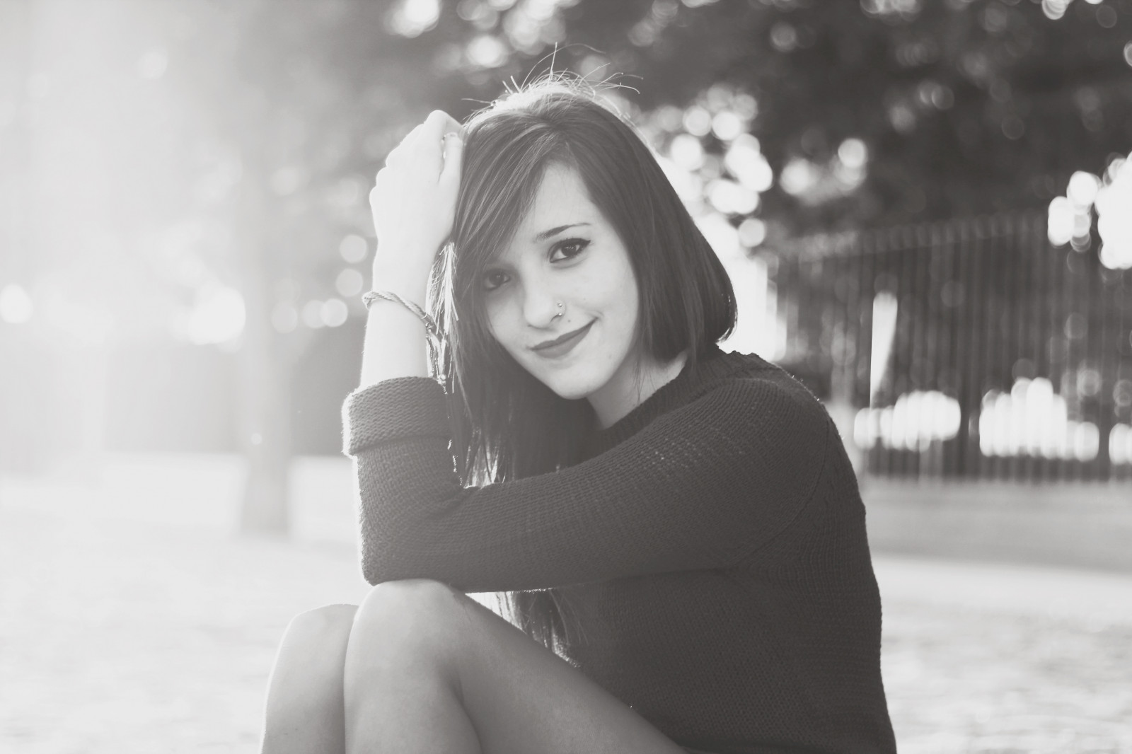 bílý, Černá, černobílý, model, portrét, dlouhé vlasy, sedící, zima, fotografování, černé vlasy, Kánon, rty, vlasy, bokeh, emoce, štěstí, kůže, světlo, 50mm, dívka, krása, usměj se, oko, ruka, dáma, zábava, chica, mano, fotografie, labios, blancoynegro, Sonrisa, momentka, pelo, canon550d, luz, Černý a bílý, monochromatické fotografování, portrétní fotografie, focení, mimika, stock photography, flash photography