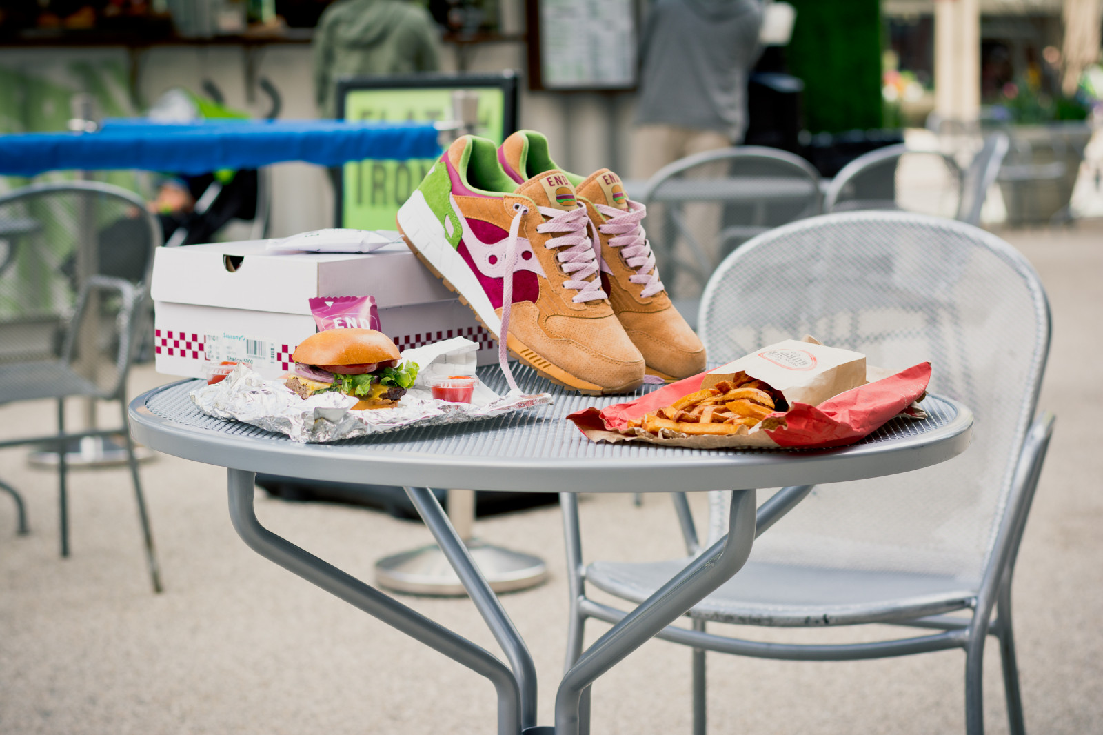 cibo, tavolo, Nikon, scarpe da ginnastica, colazione, Manhattan, hamburger, pasto, brunch, nyc, cucina, mobilia, D7100, newyorkcity, teamnikon, sneakercollection, sneakerphotography, vagrantsneaker, sneakerphotos, Saucony, burgerandfries, sauconyoriginals, sauconyxendshadow5000burger, sauconyend
