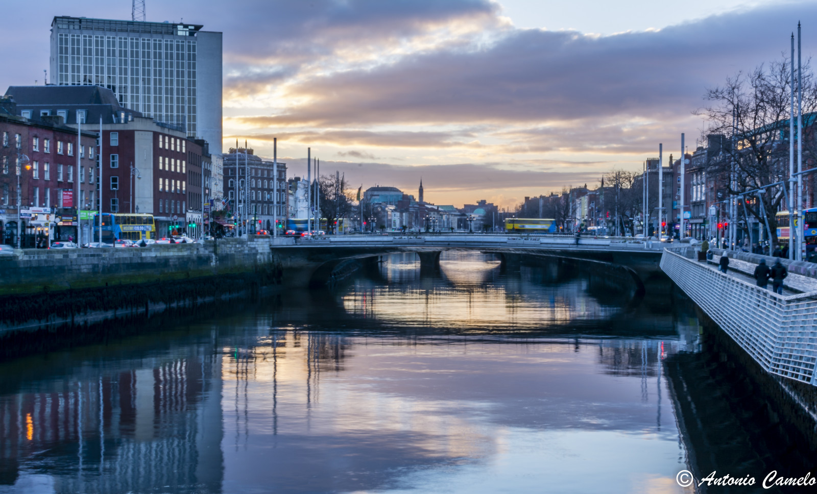 západ slunce, město, ulice, panoráma města, noc, voda, budova, odraz, nebe, panoráma, mrakodrap, večer, ráno, most, řeka, slunce, růže, město, Nikon, Dublin, dok, soumrak, kanál, azul, metropole, banka, slunce, hedvábí, Marina, strom, centrum, Procházka, svítání, fotografie, odrazy, Rio, cielo, Barvy, noche, puente, agua, barvy, vodní tok, kanál, mezník, calle, D7100, během dne, reflejos, puesta, urban area, vodní, Metropolitní oblast, panelový dům, tělo z vody