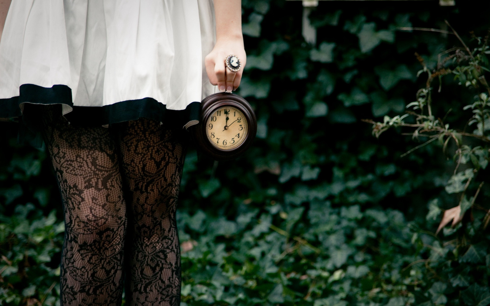 Wallpaper 2560x1600 px, clocks, stockings, women outdoors 2560x1600