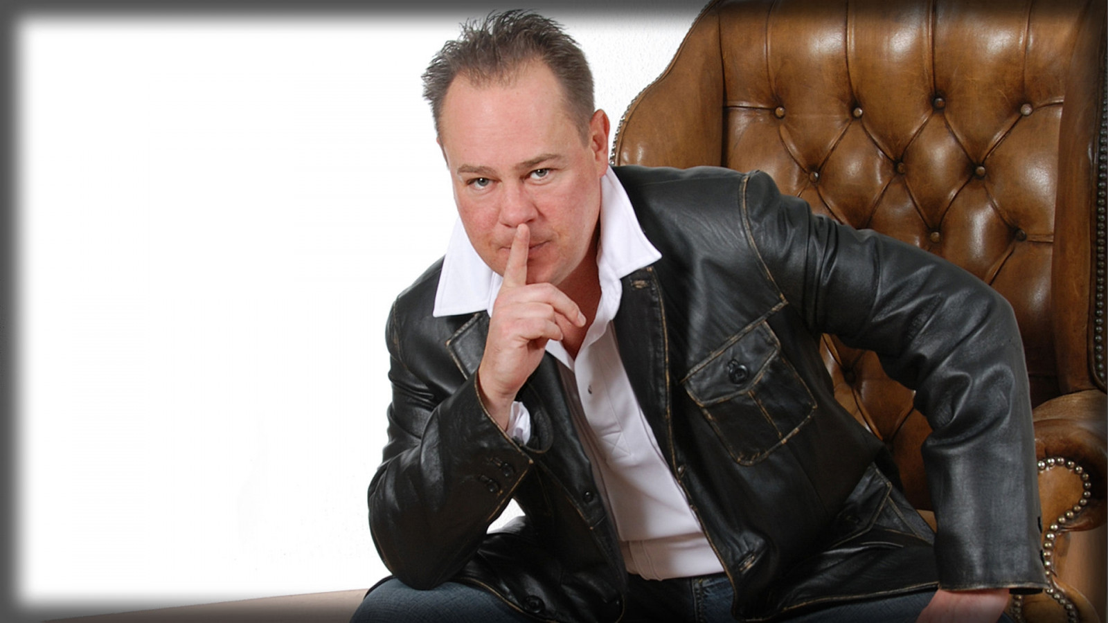 Vollker racho, prst, bunda, křeslo, košile